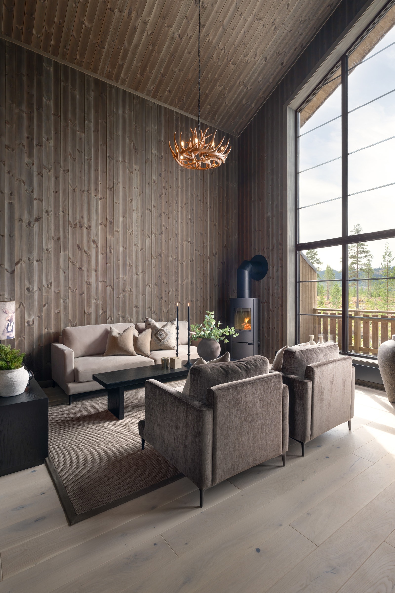 Takhøyden i leiligheten er nær 6 m Galleribilde