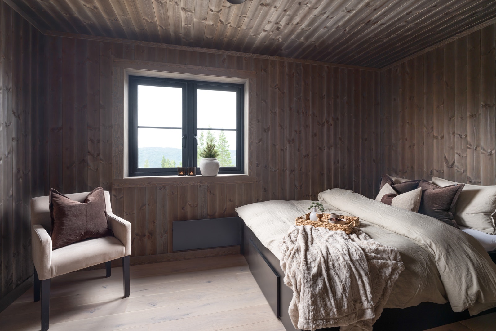 Hovedsoverommet er stort med plass til dobbeltseng, nattbord etc. Galleribilde