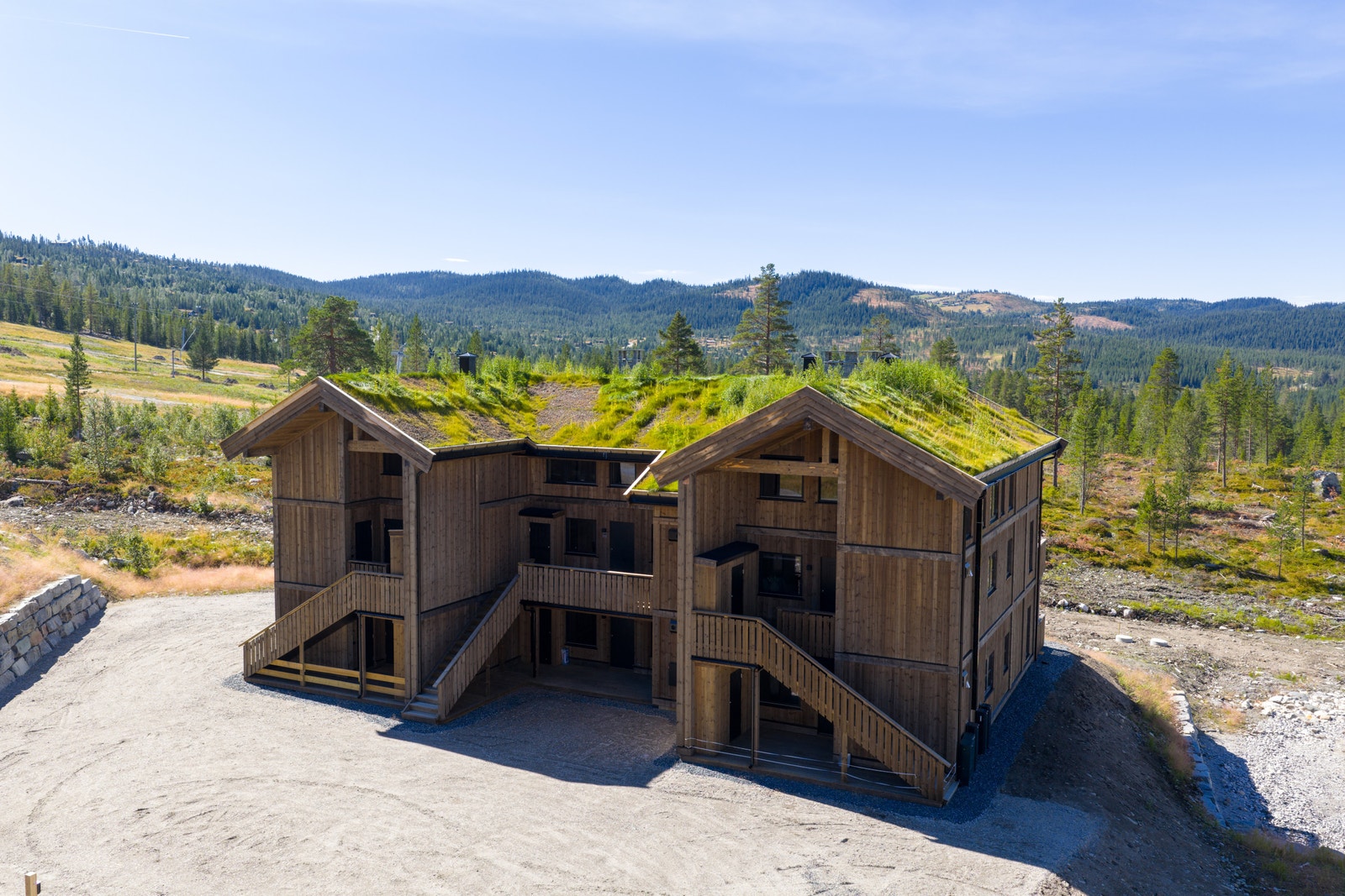 Leiligheten har også terrasse på fremsiden av bygget, med tilgang til bod og romslig skibod Galleribilde