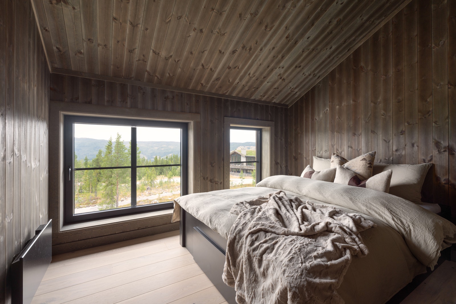 Begge soverommene i 3. etasje har plass til dobbeltseng Galleribilde