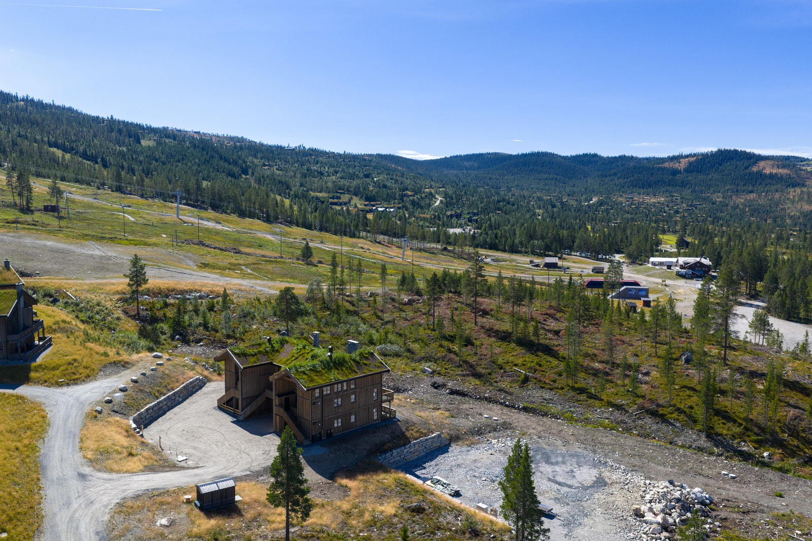 Her ligger du midt i smørøyet av Nesfjellet med "alt" like utenfor døra Galleribilde