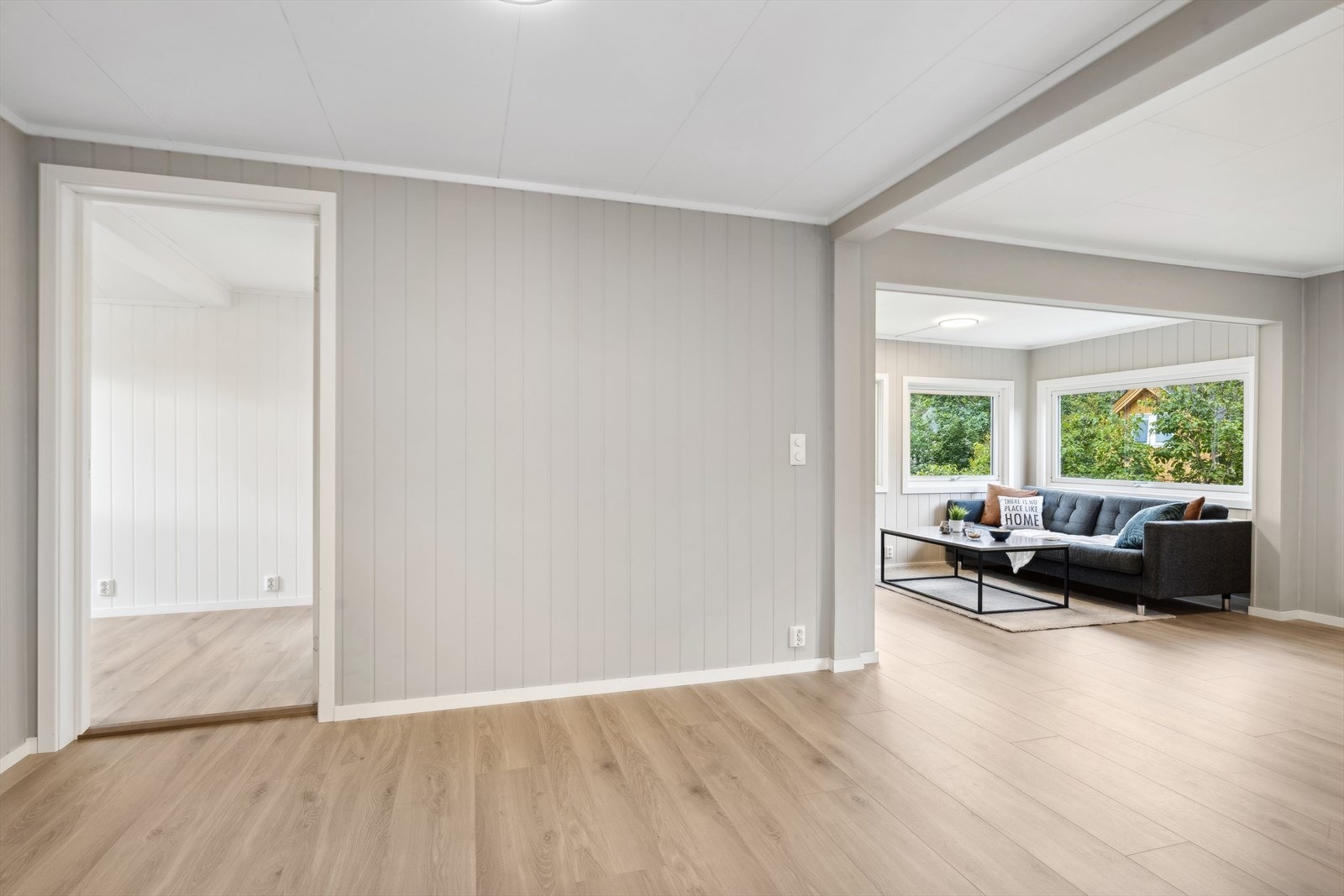 Boligen er malt i lyse farger. Galleribilde