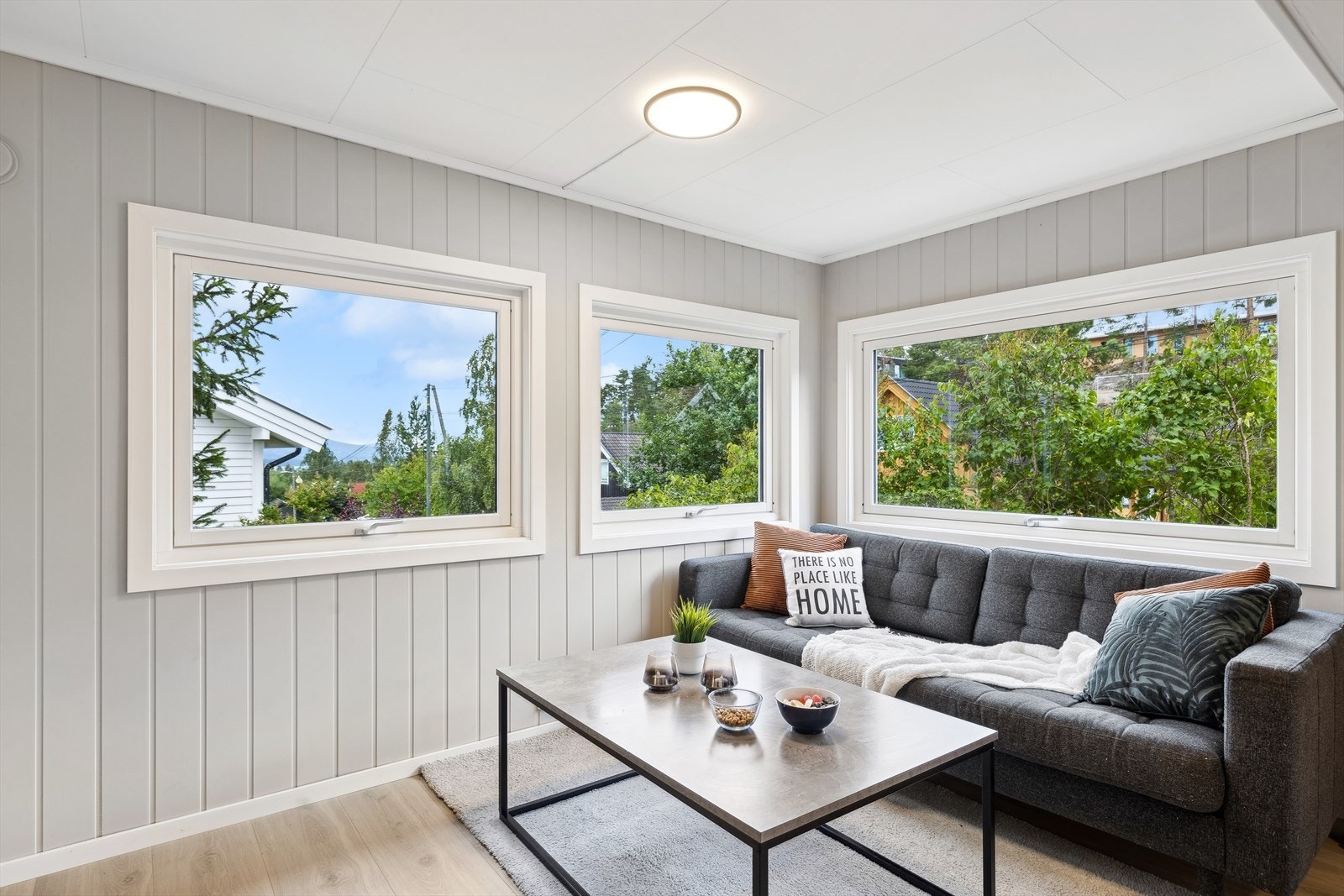 Godt med plass til sofa og diverse møblement i boligens stue. Galleribilde
