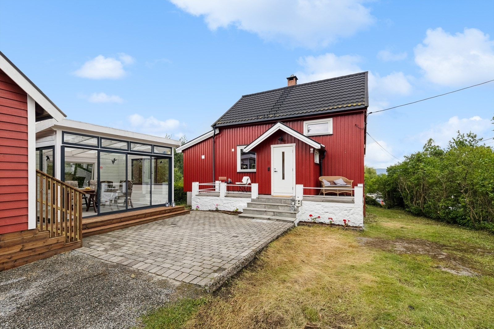 Tomten er opparbeidet med heller, plenarealer og terrasser. Galleribilde