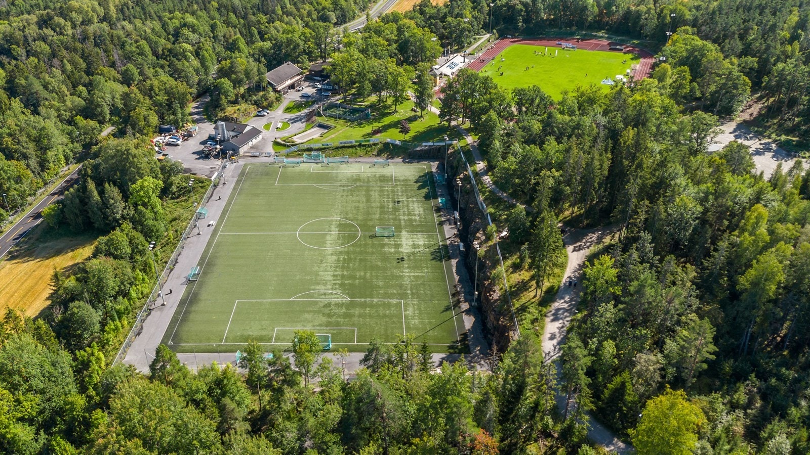 Kort vei til Berger stadion hvor det er flere ulike aktiviteter som: løping, friidrett, fotball, ski osv. Galleribilde