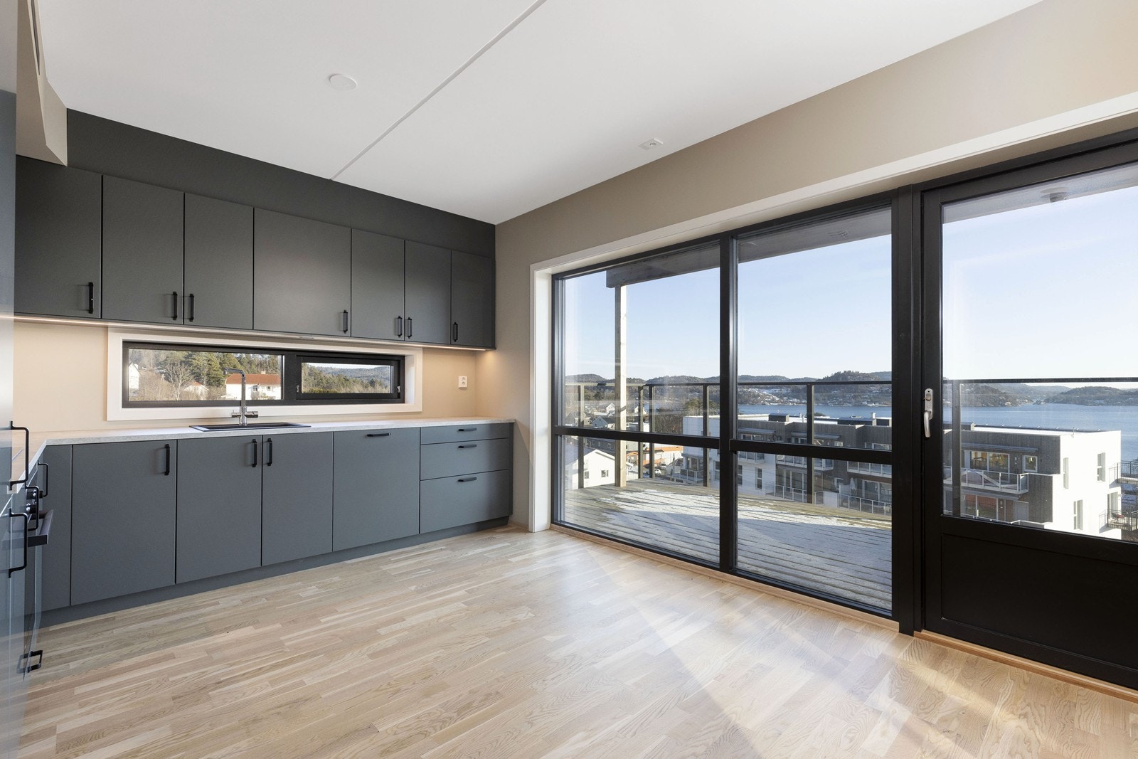 Fra kjøkkenet har du utsikt mot Eidangerfjorden. Galleribilde