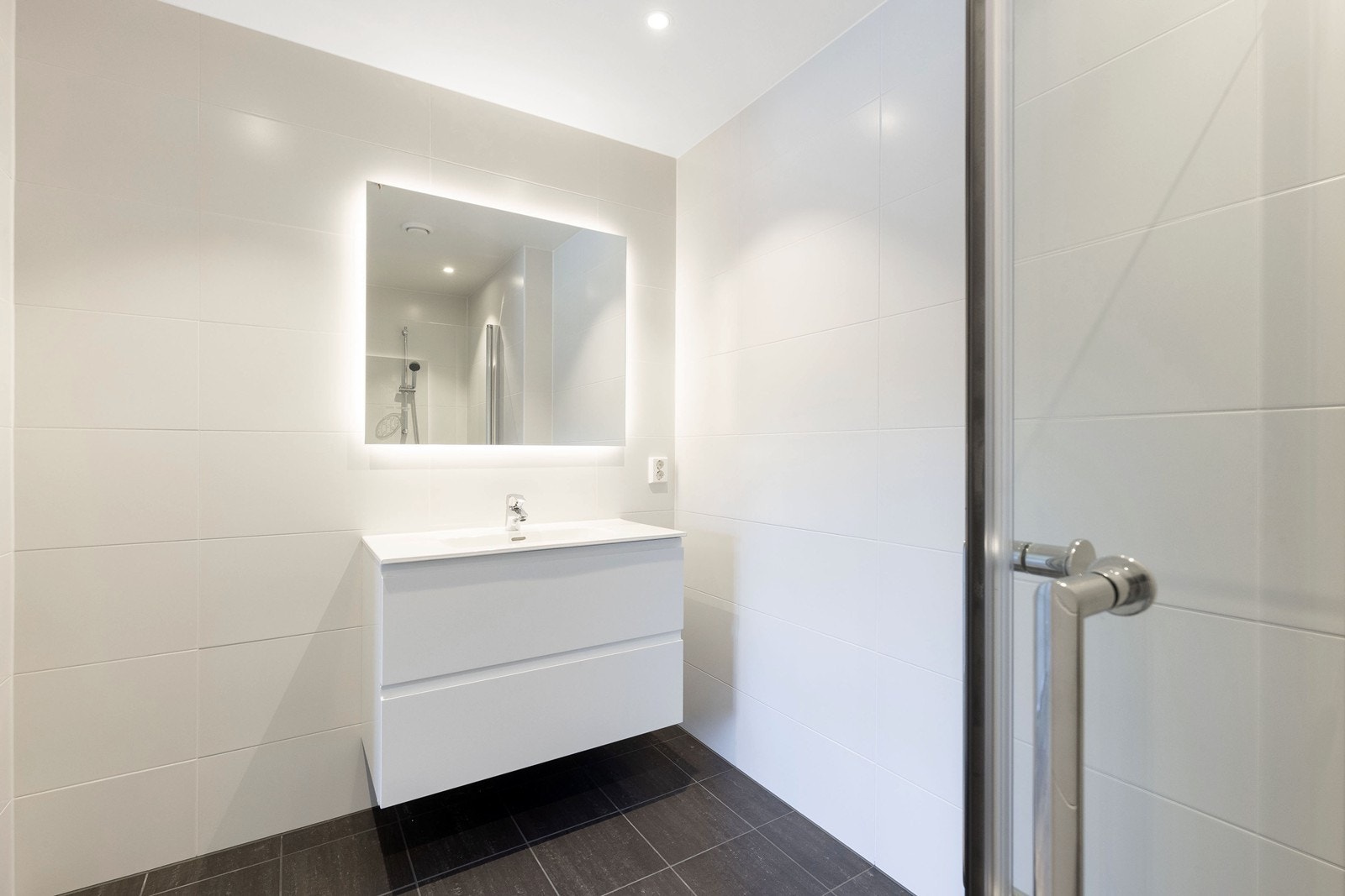 1 av 2 bad er flisbelagt med varmekabler i gulv. Galleribilde