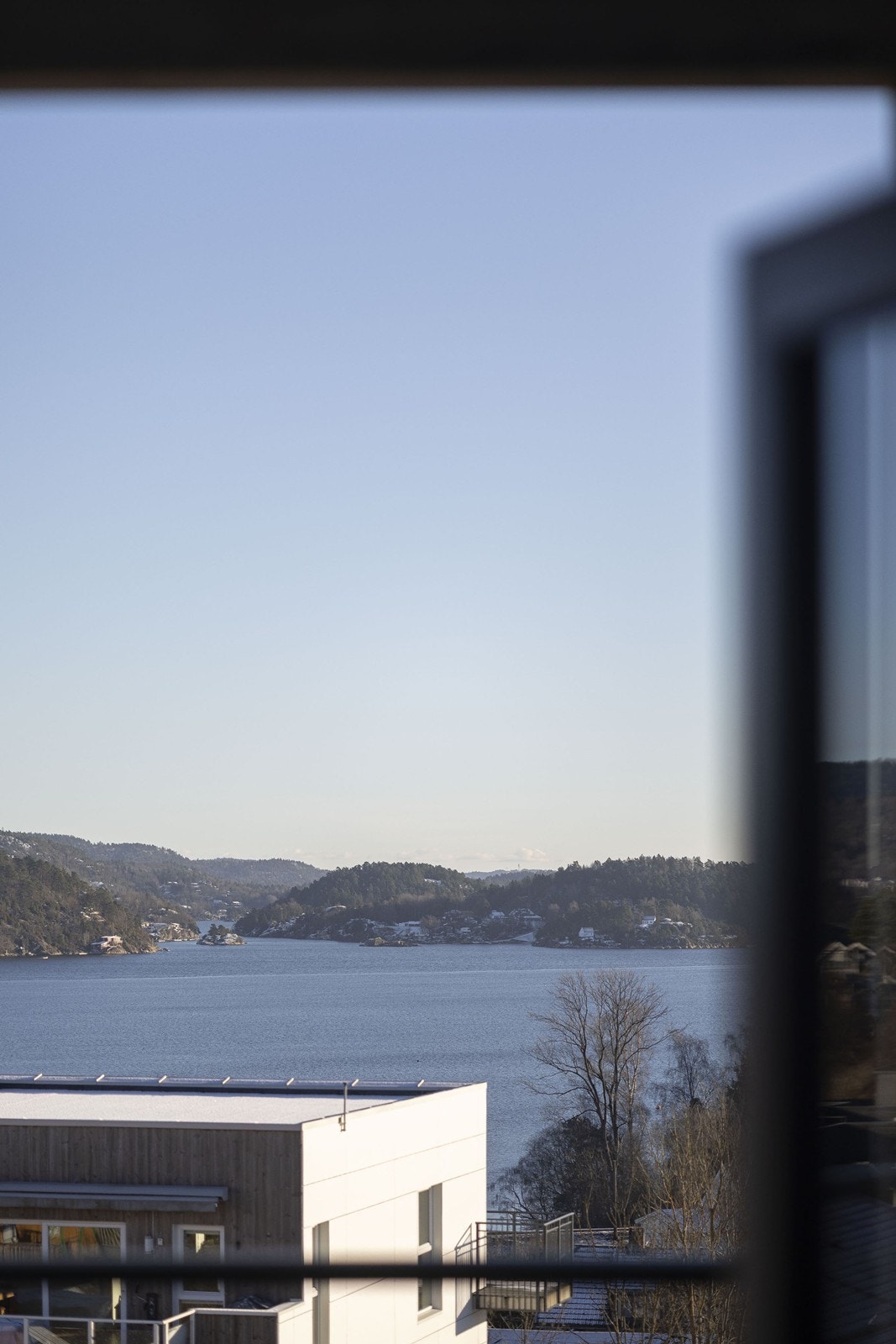 Utsikt mot sjøen fra kjøkkenvindu. Galleribilde