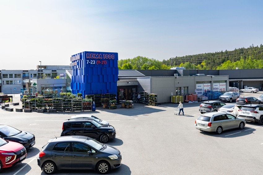 Rema 1000 Heistad med frisør og apotek ligger rett ved siden av eiendommen. Galleribilde