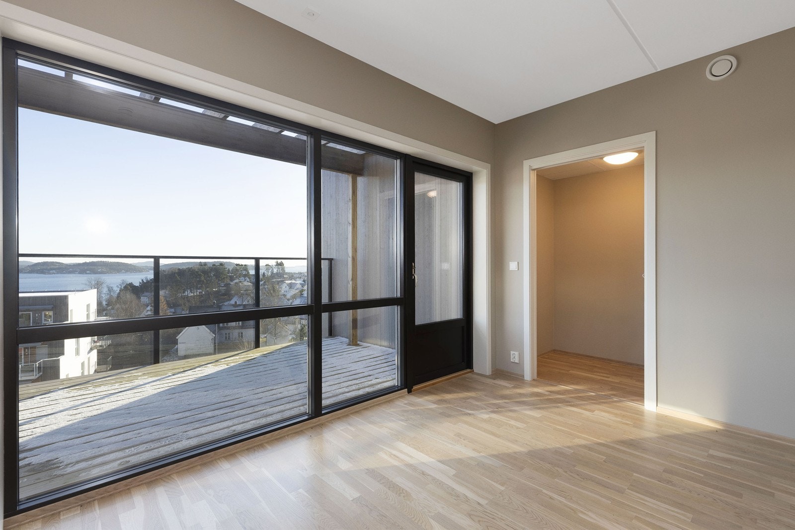 Det er tilkomst til praktisk bod fra kjøkken. Galleribilde