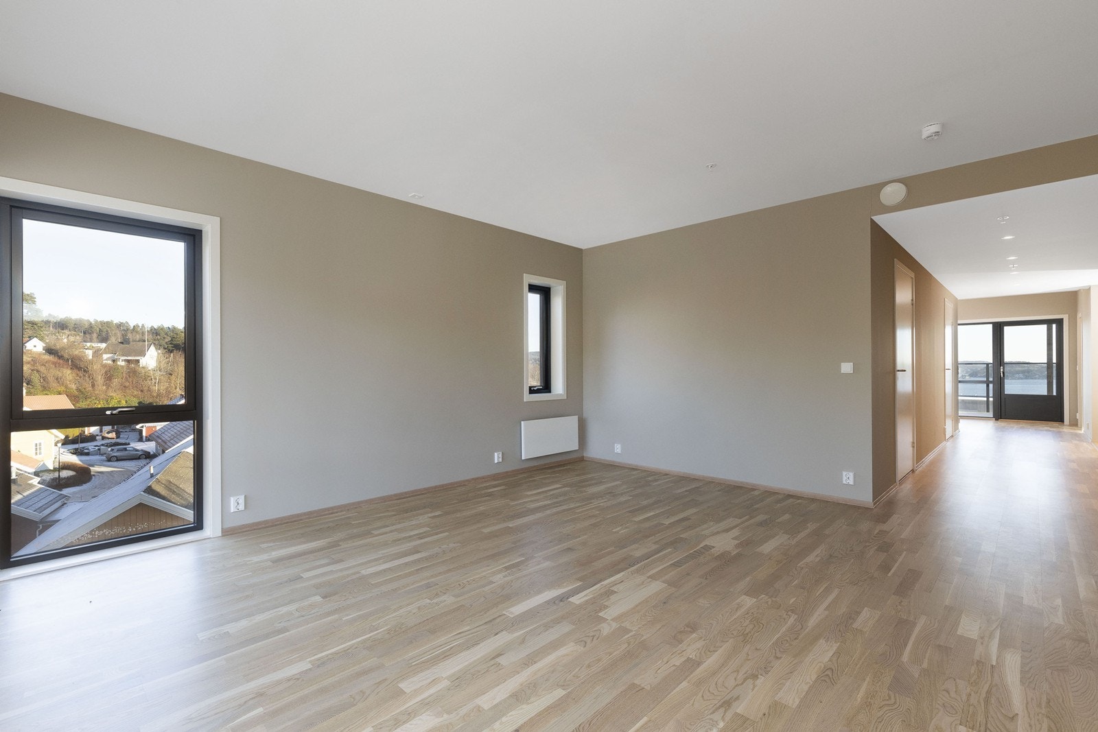 Flytter du fra enebolig er det godt med plass til møbleringen her. Galleribilde