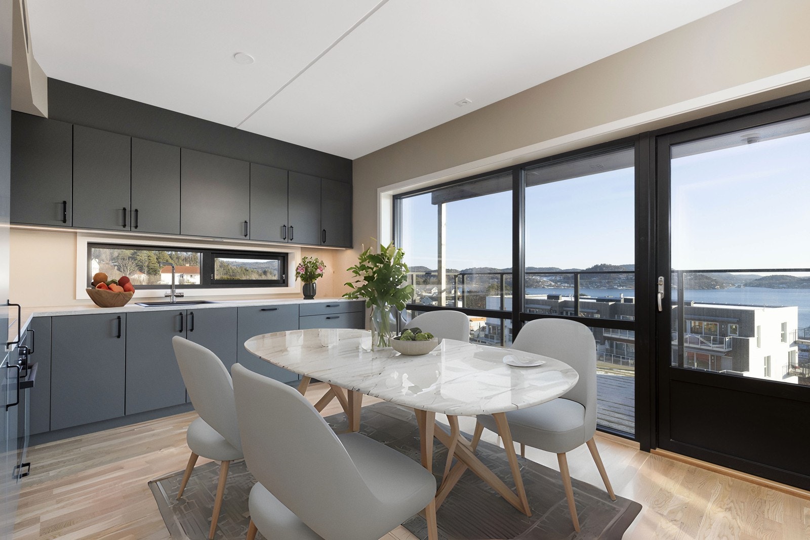 Kjøkkenrom er plassert slik at man kan nyte morgenen med sjøutsikt og morgensol. Galleribilde