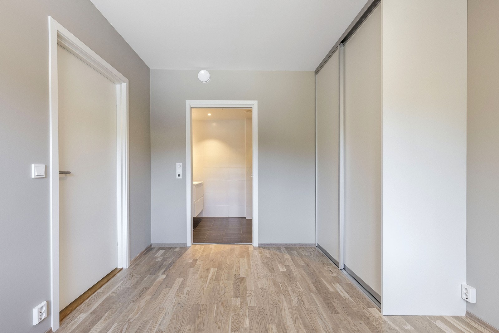 Entre med skyvedørsgarderobe. Galleribilde