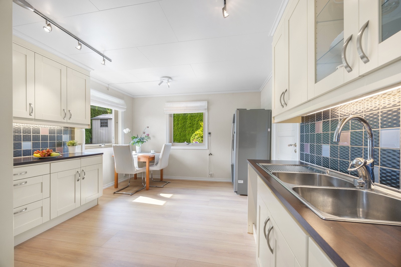 Stort kjøkken med mye bruksareal Galleribilde