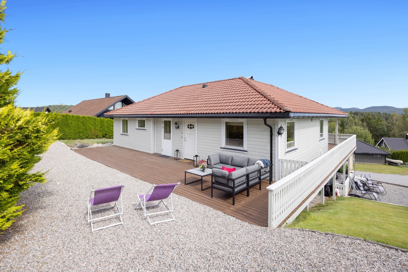 Hovedetasjen byr på 3 soverom, 2 bad, stue, spisestue og kjøkken Galleribilde