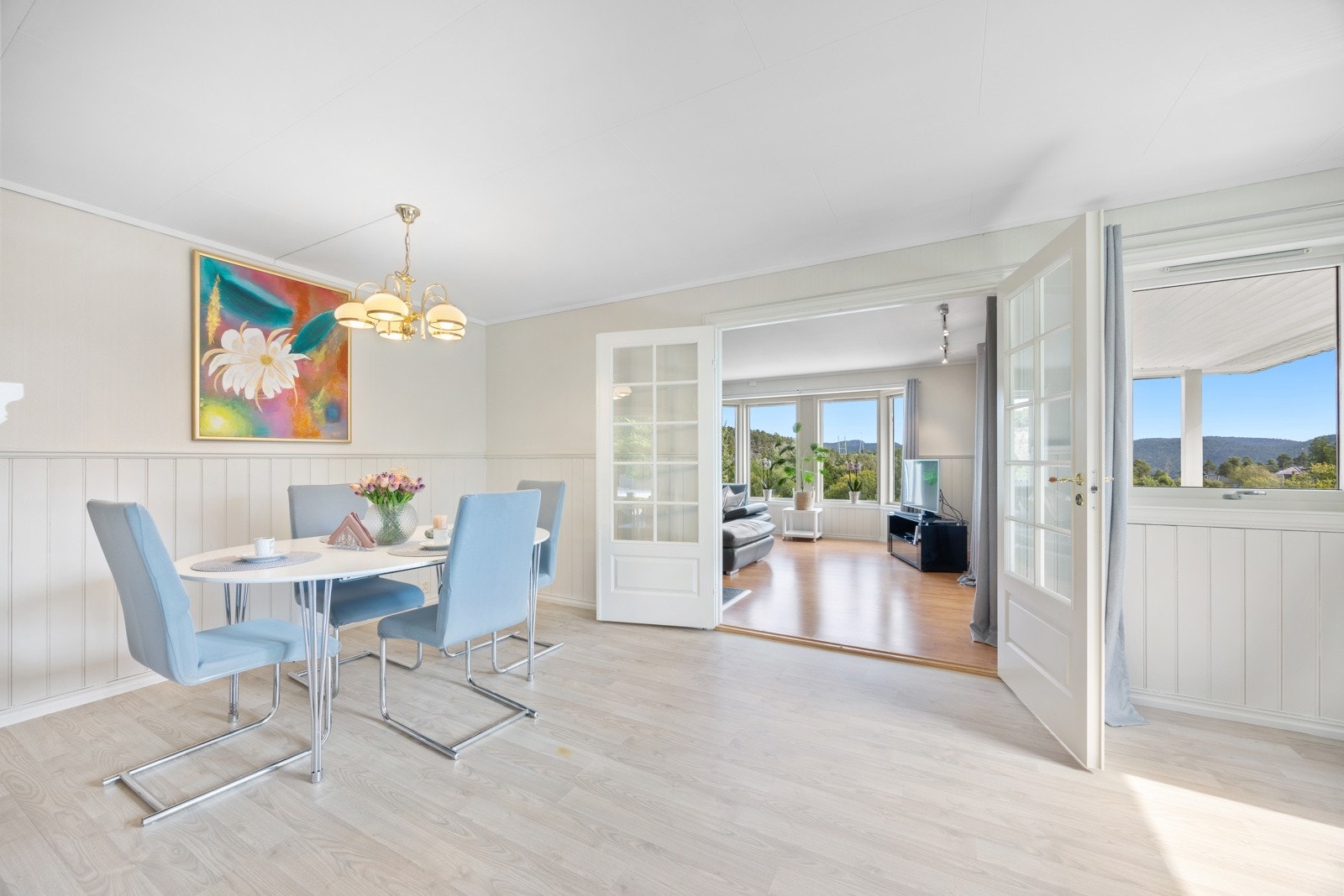 Stor og attraktiv enebolig med utleiedel i underetasjen. Utleiedel på hele 81 kvm og 2 soverom Galleribilde