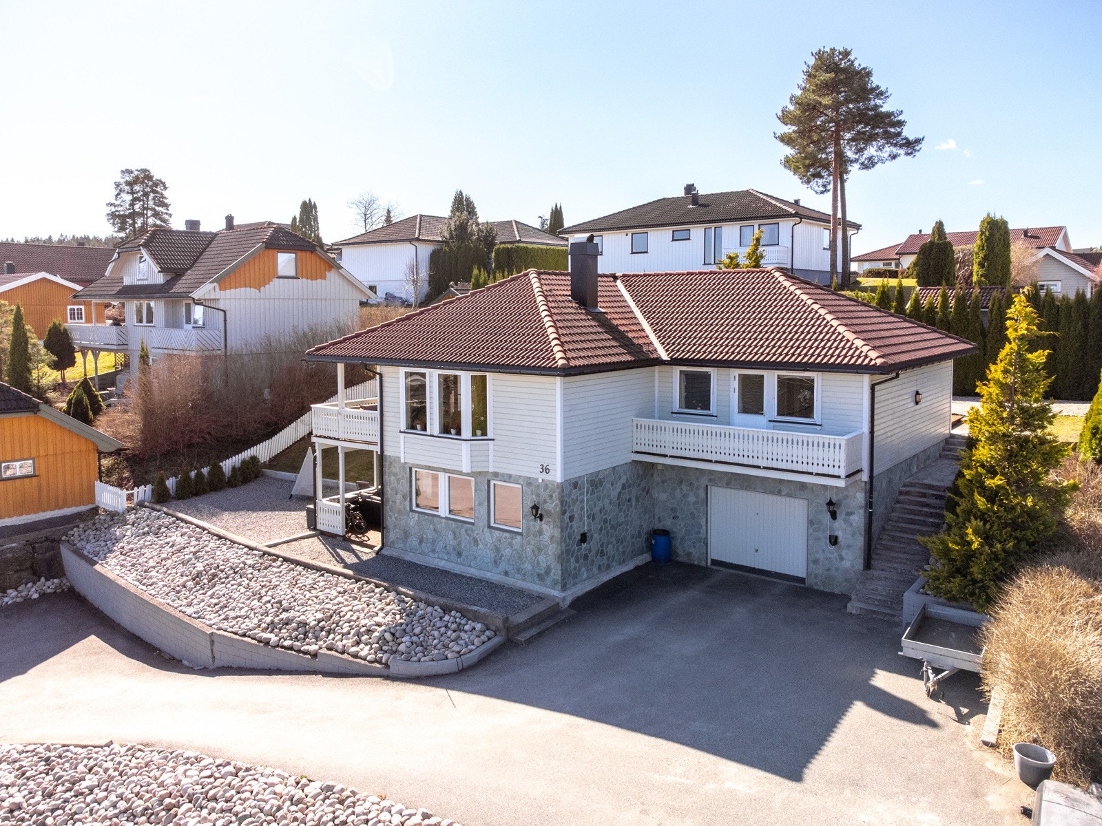 Oppgradert i 2025 med nye takrenner, skrapet og malt vinduer, og malt overflater innvendig Galleribilde