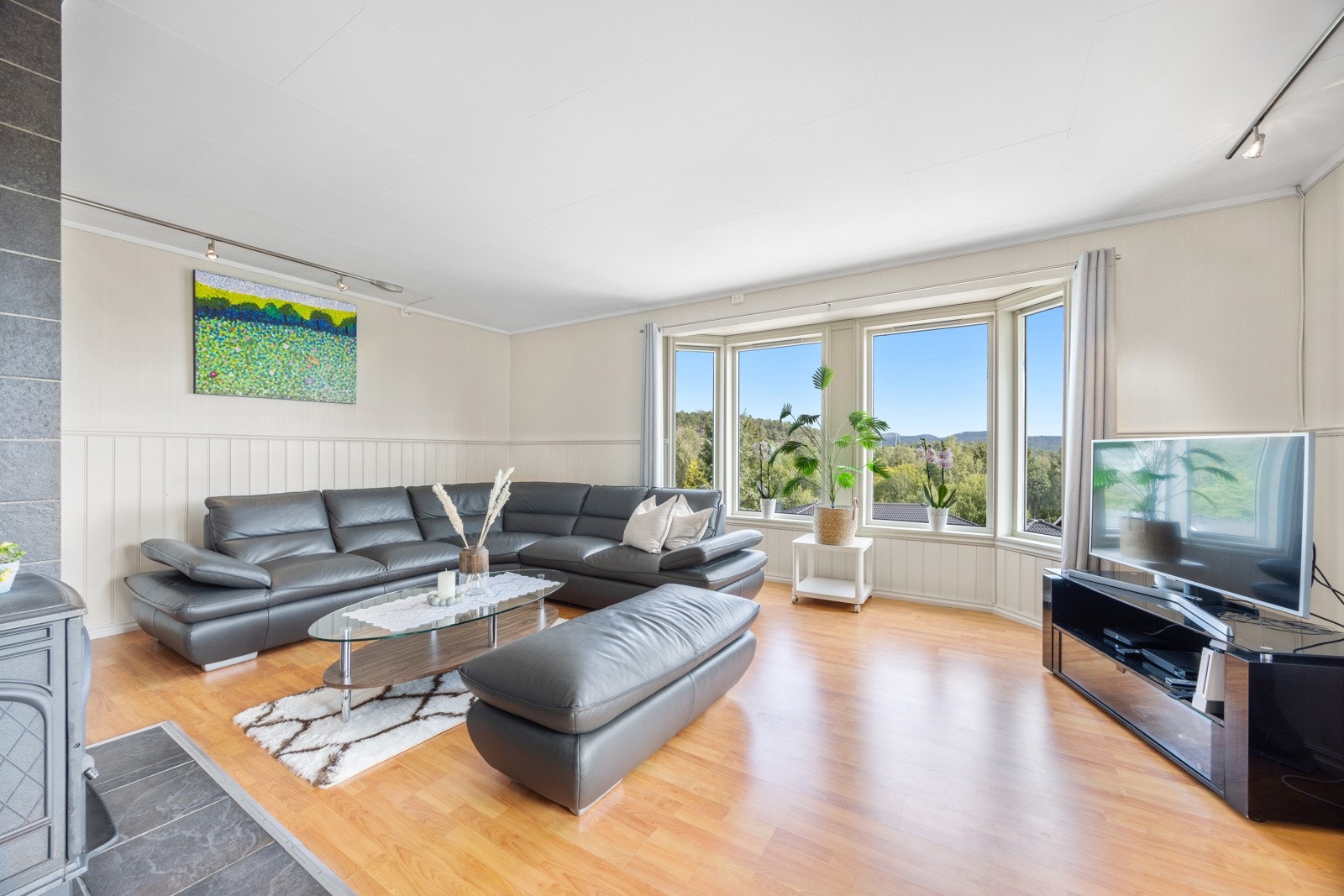 Boligen er plassert høyt i terrenget, noe som gir en god skjerming for innsyn i stuen og soverom Galleribilde