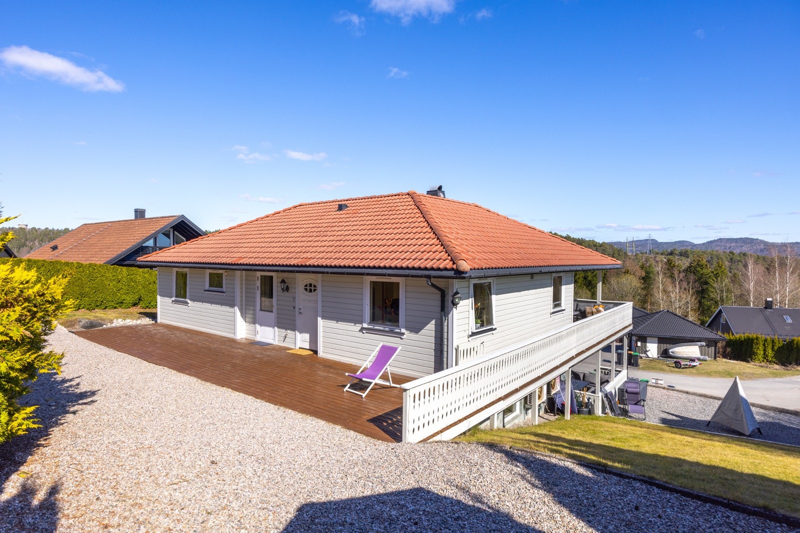 Solrike terrasser som gjør det mulig å holde seg i sola hele dagen lang Galleribilde