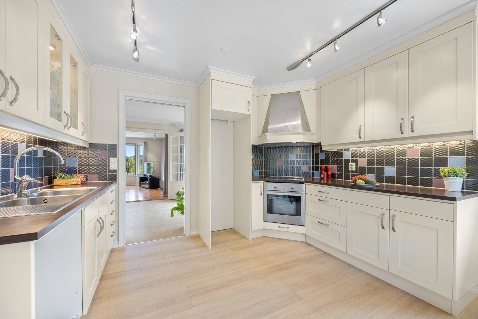 Kjøkkeninnredning fra Ballingsløv med profilerte fronter og laminat benkeplate Galleribilde