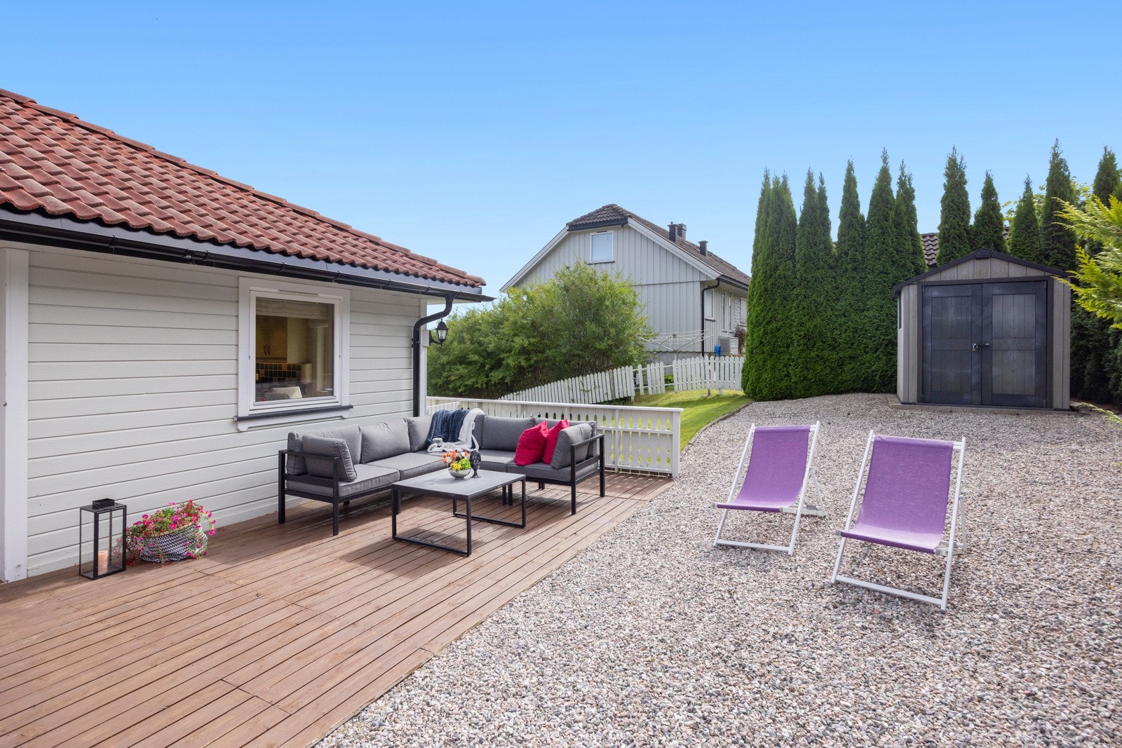 Trivelig uteområde ved inngangsparti Galleribilde