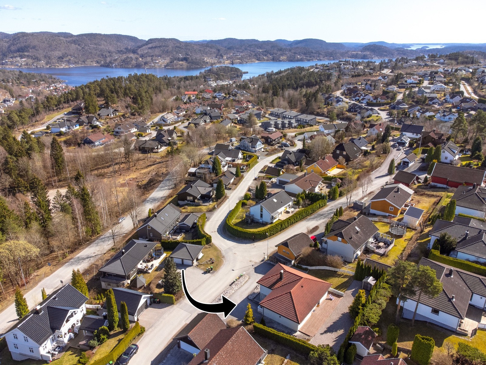 Denne boligen har en flott og solrik beliggenhet på Brattås, et område som er kjent for sin familievennlige atmosfære og gode fasiliteter Galleribilde