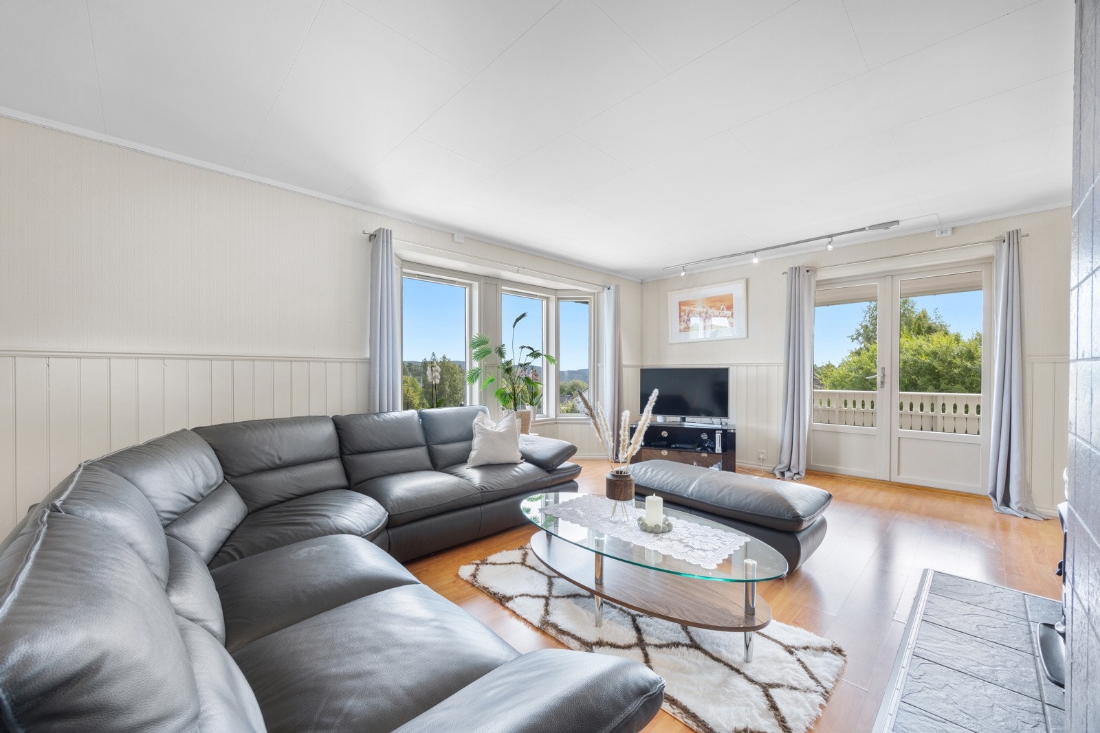 Stor, lys stue med utgang til balkong Galleribilde