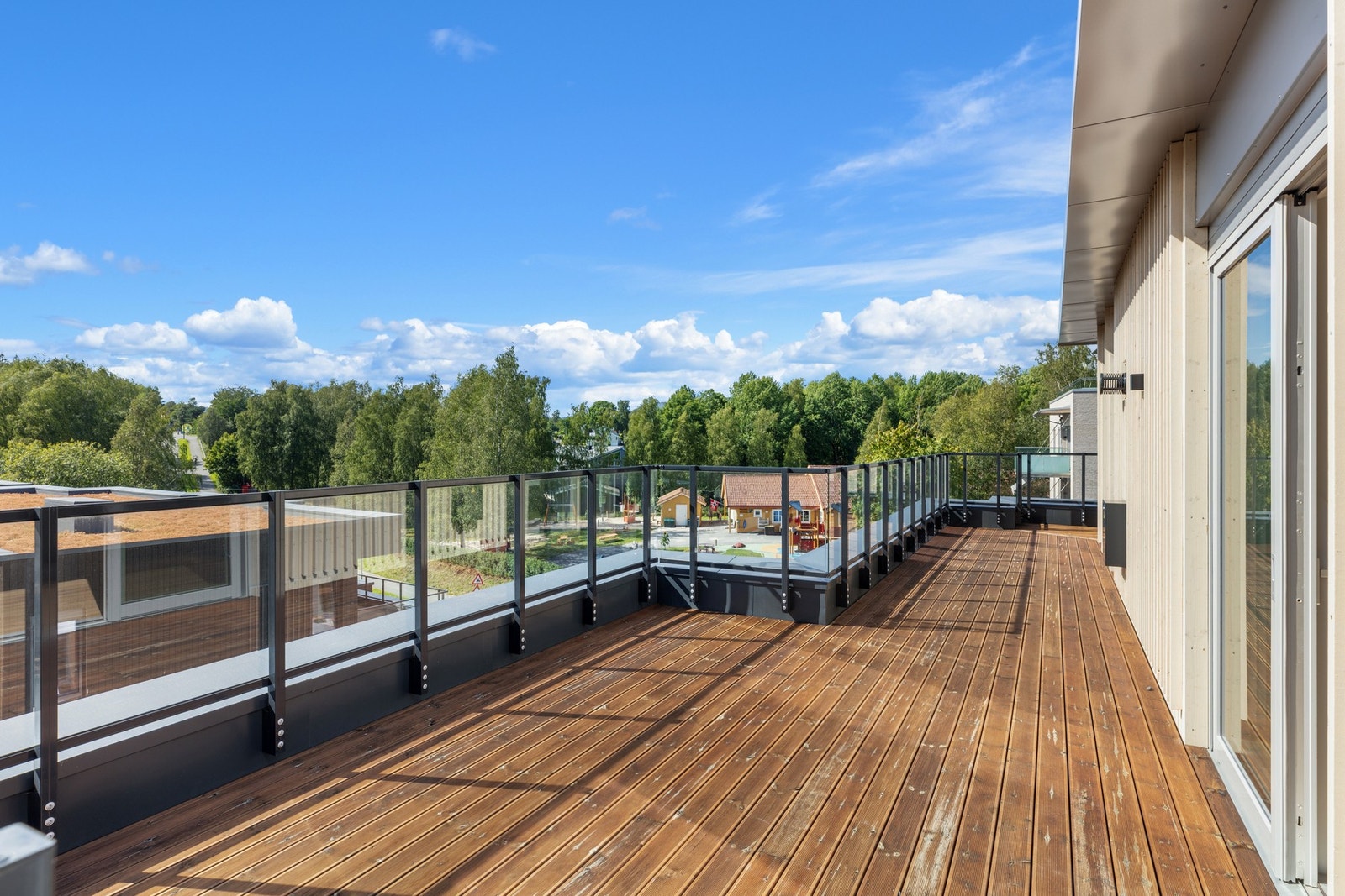 Terrasse som vender mot Eiksmarka senter.