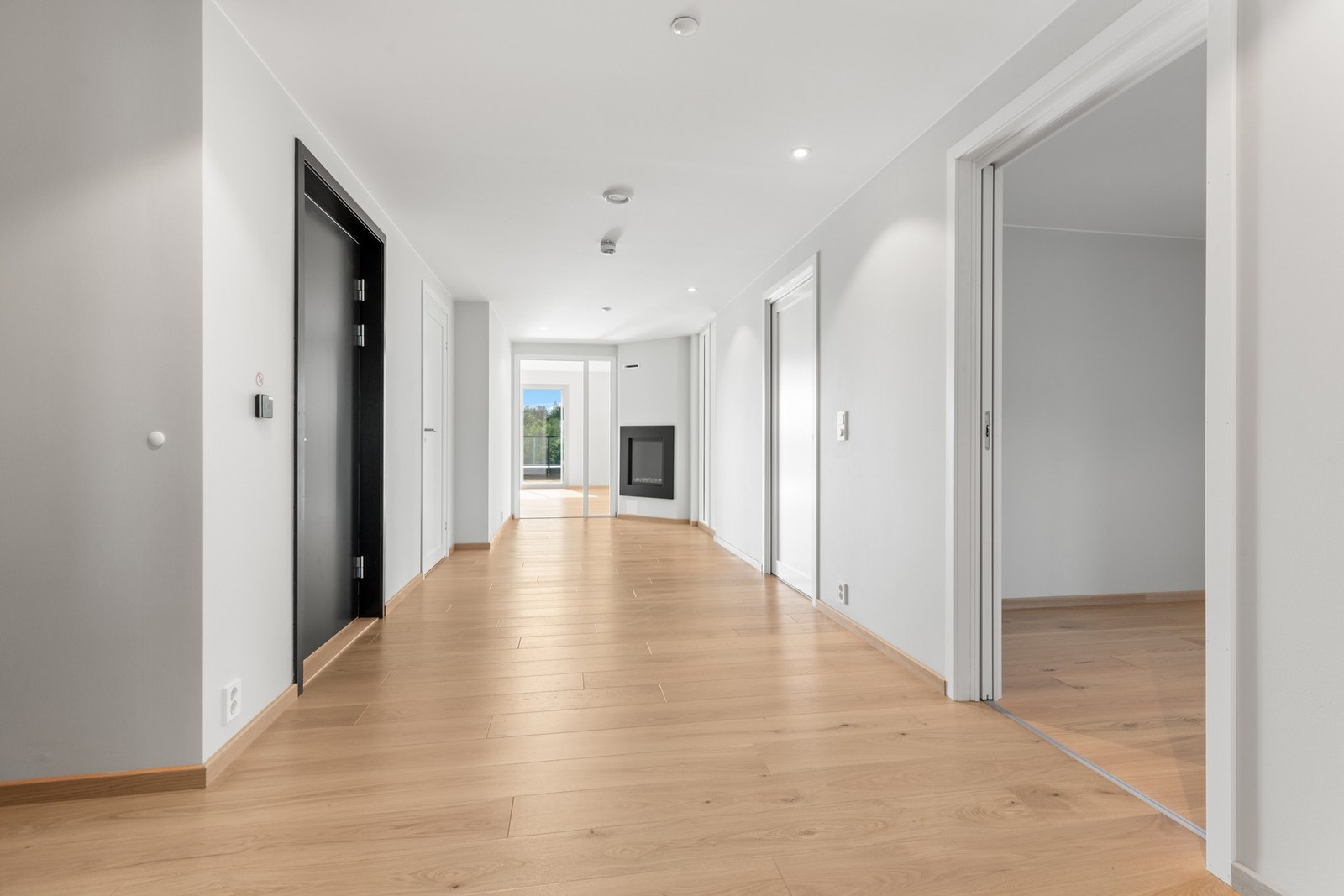 Romslig hall med gasspeis