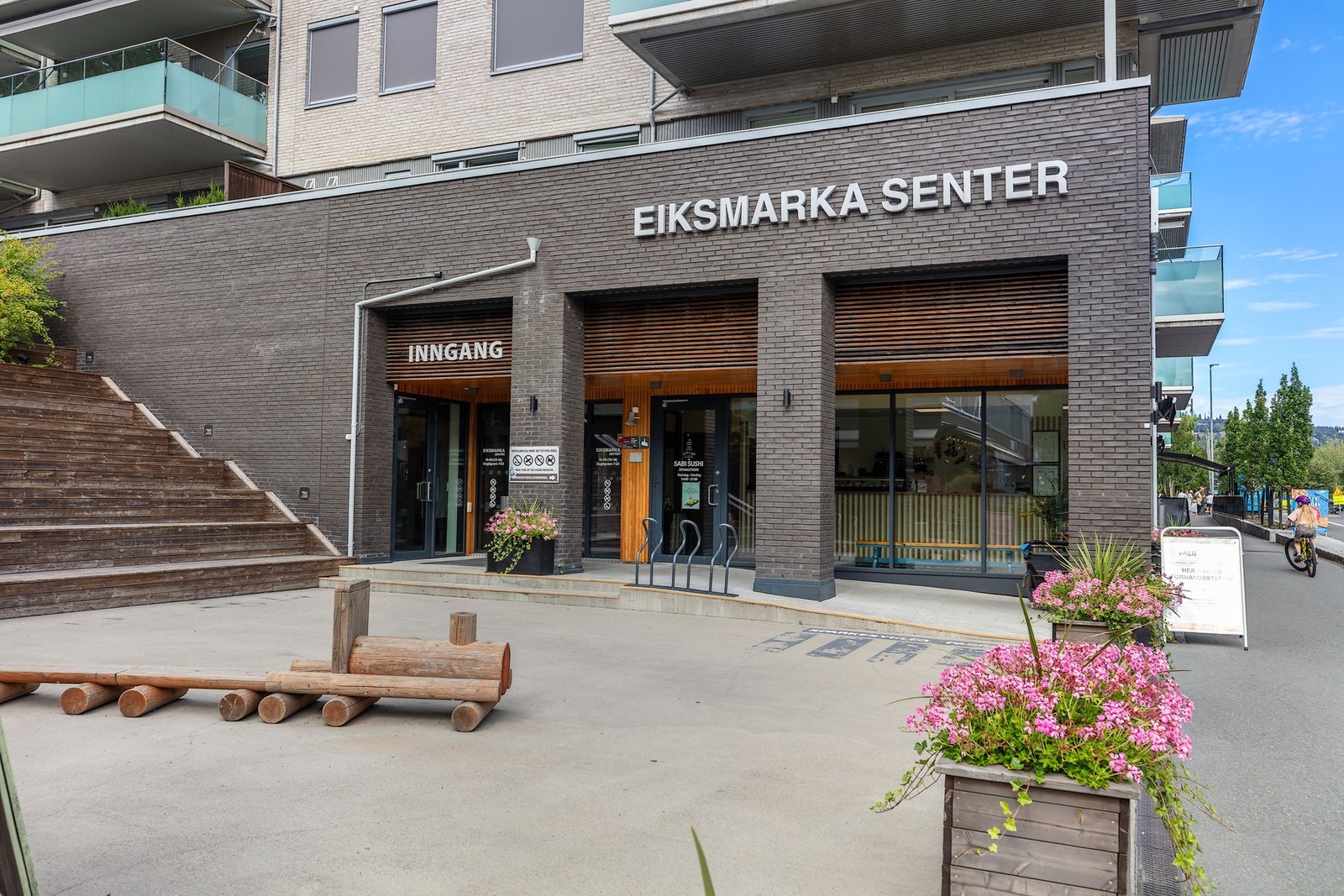 Inngang til Eiksmarka senter med diverse forretninger