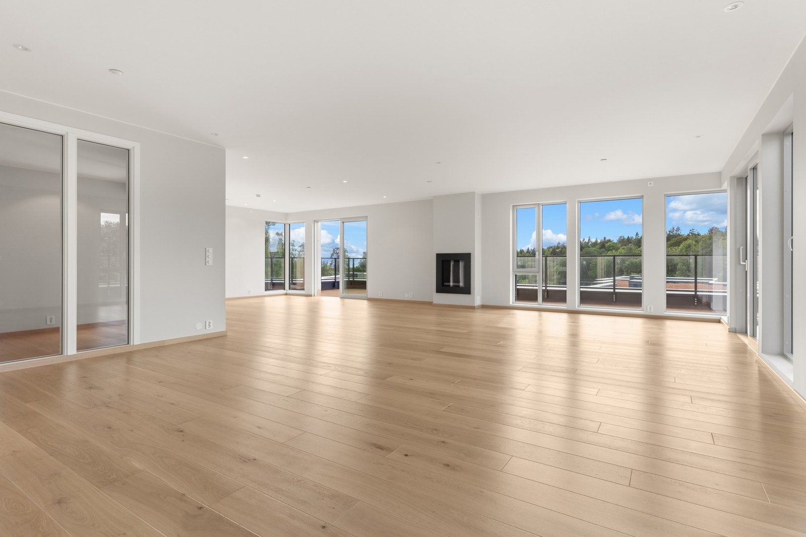 I stuen er det store vinduer som gir meget gode lysforhold