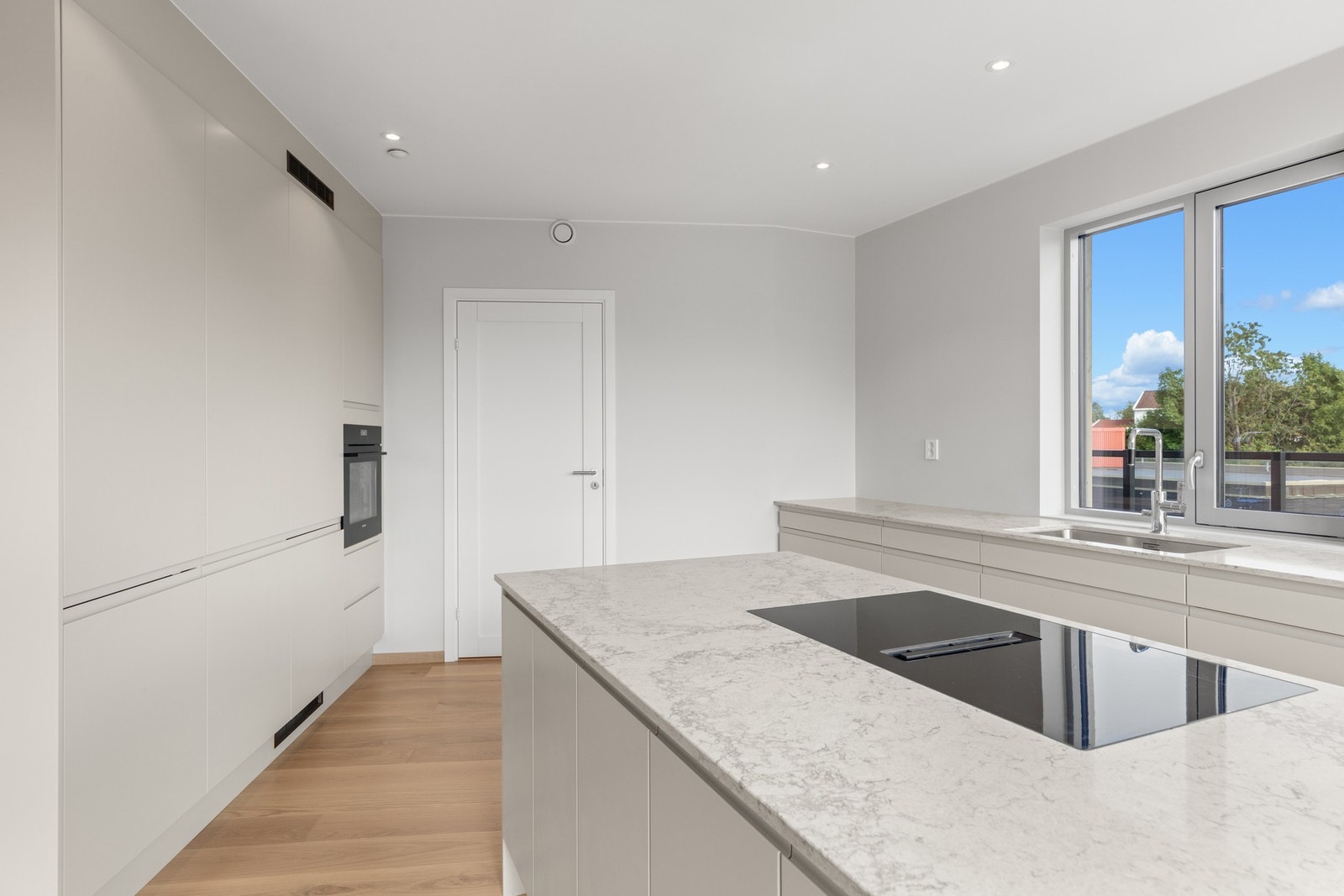 Integrerte Siemens hvitevarer på kjøkken