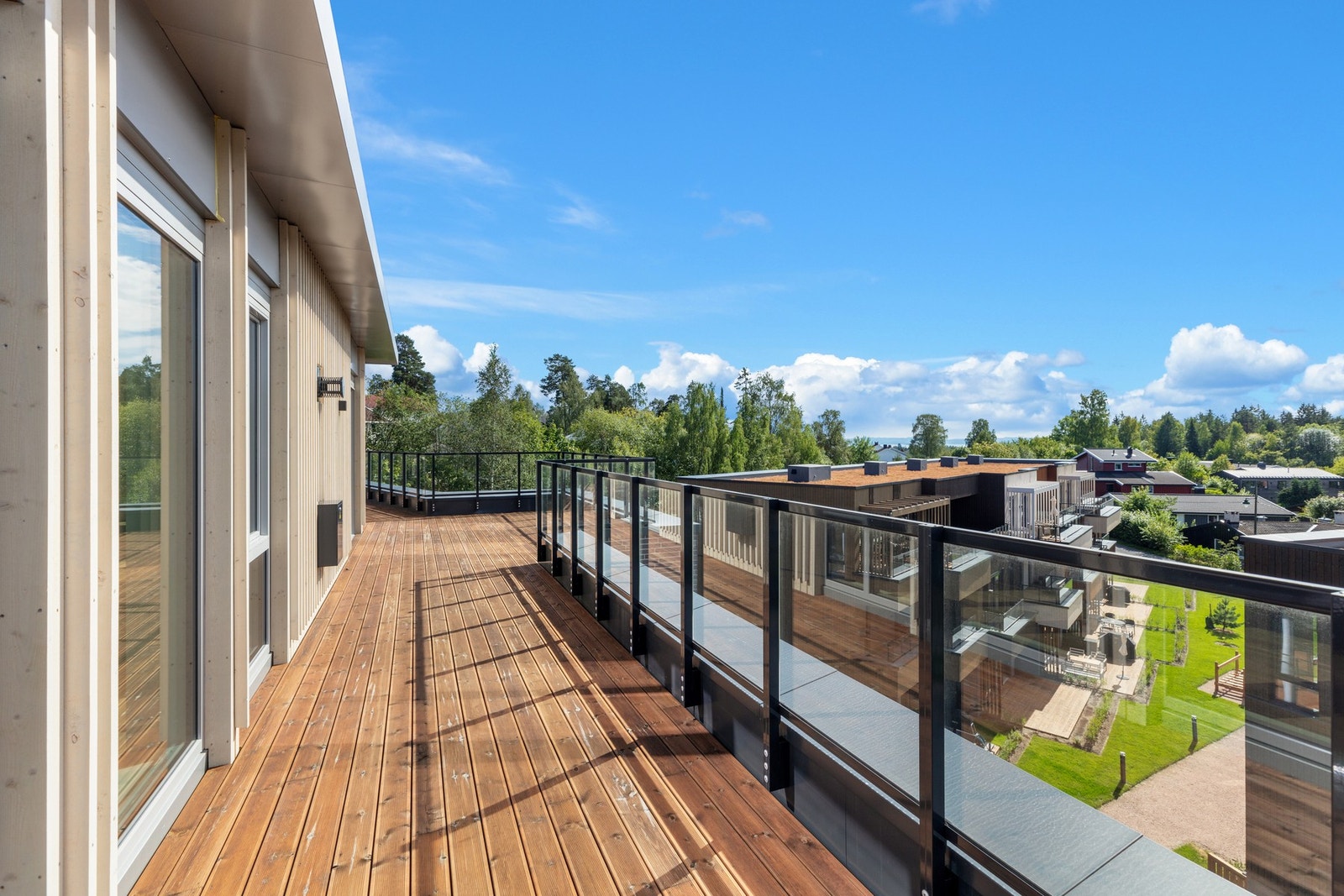 Terrasse med utgang fra stue og soverom Galleribilde