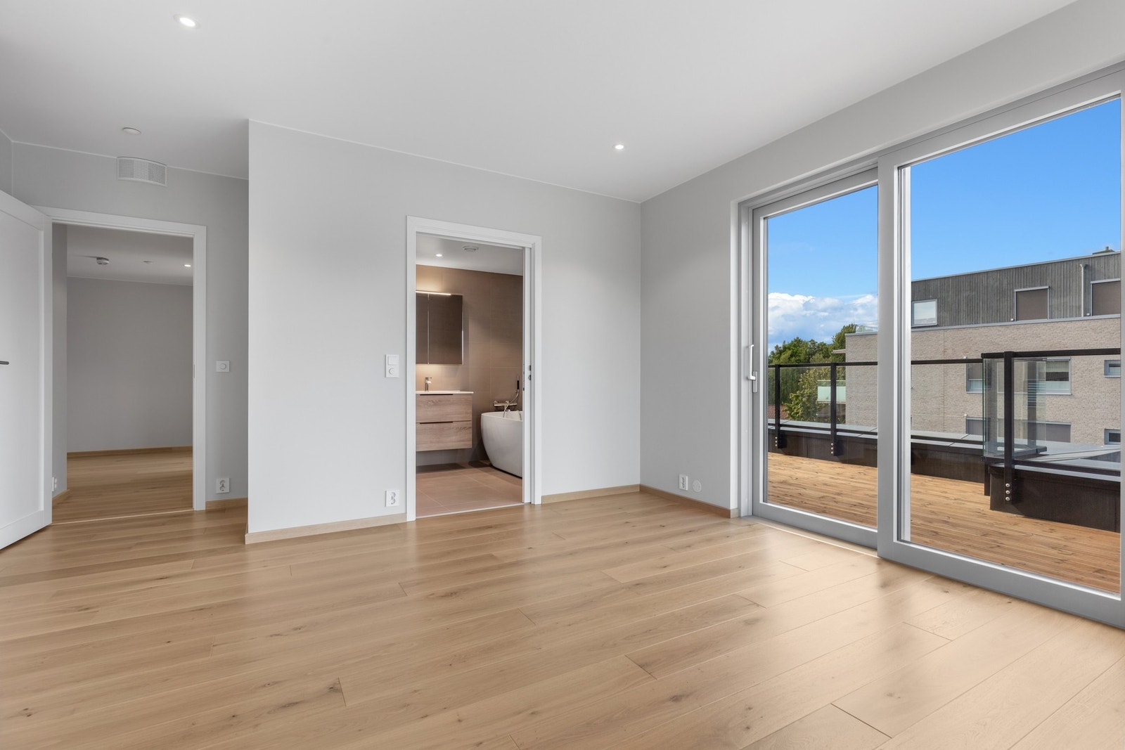 Fra soverommet er det direkte inngang til bad/w.c.