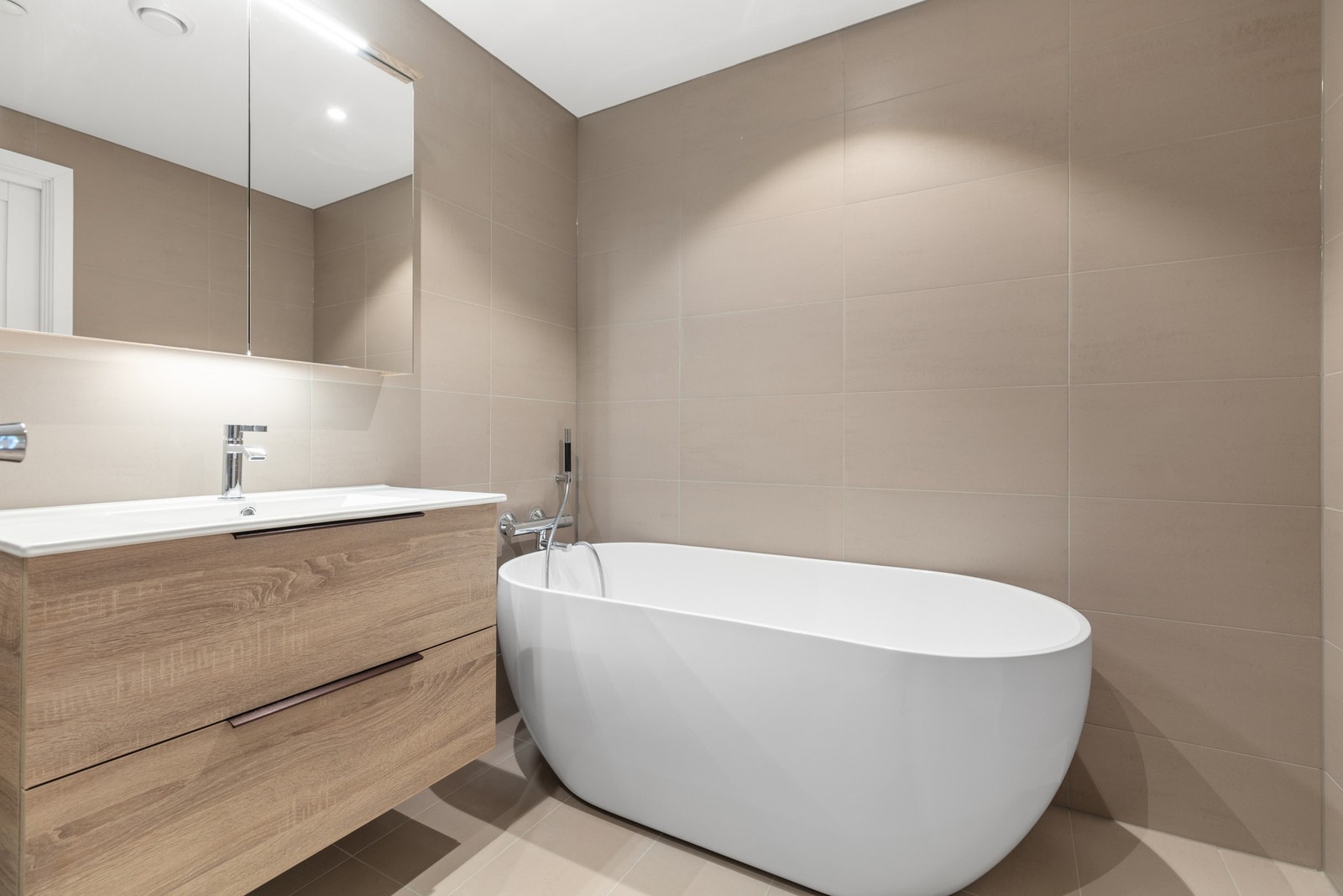 Moderne badekar og innebygget vask med skap Galleribilde