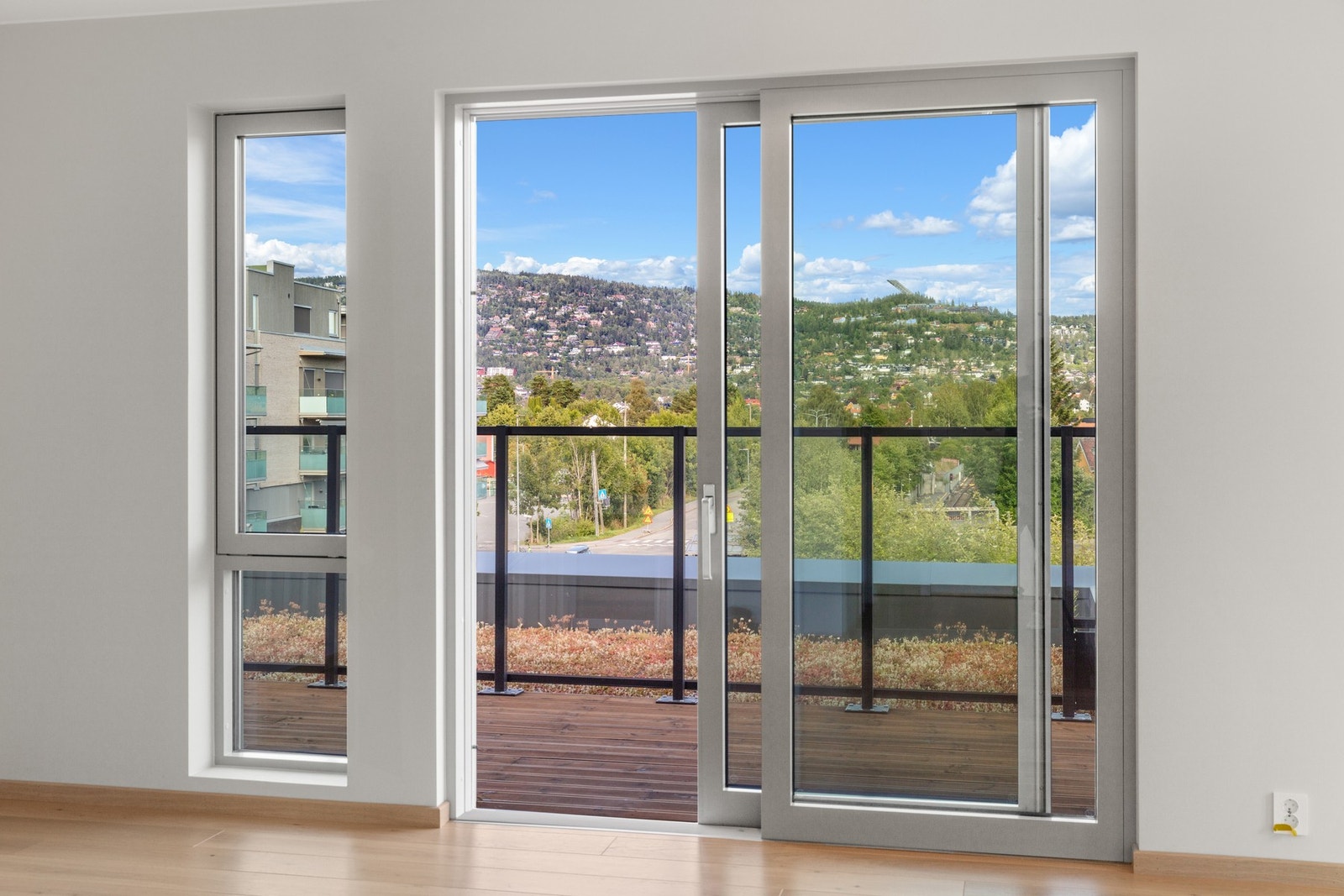 Fra hovedsoverommet er det utgang til romslig terrasse med morgensol og flott utsikt opp til Holmenkollen Galleribilde