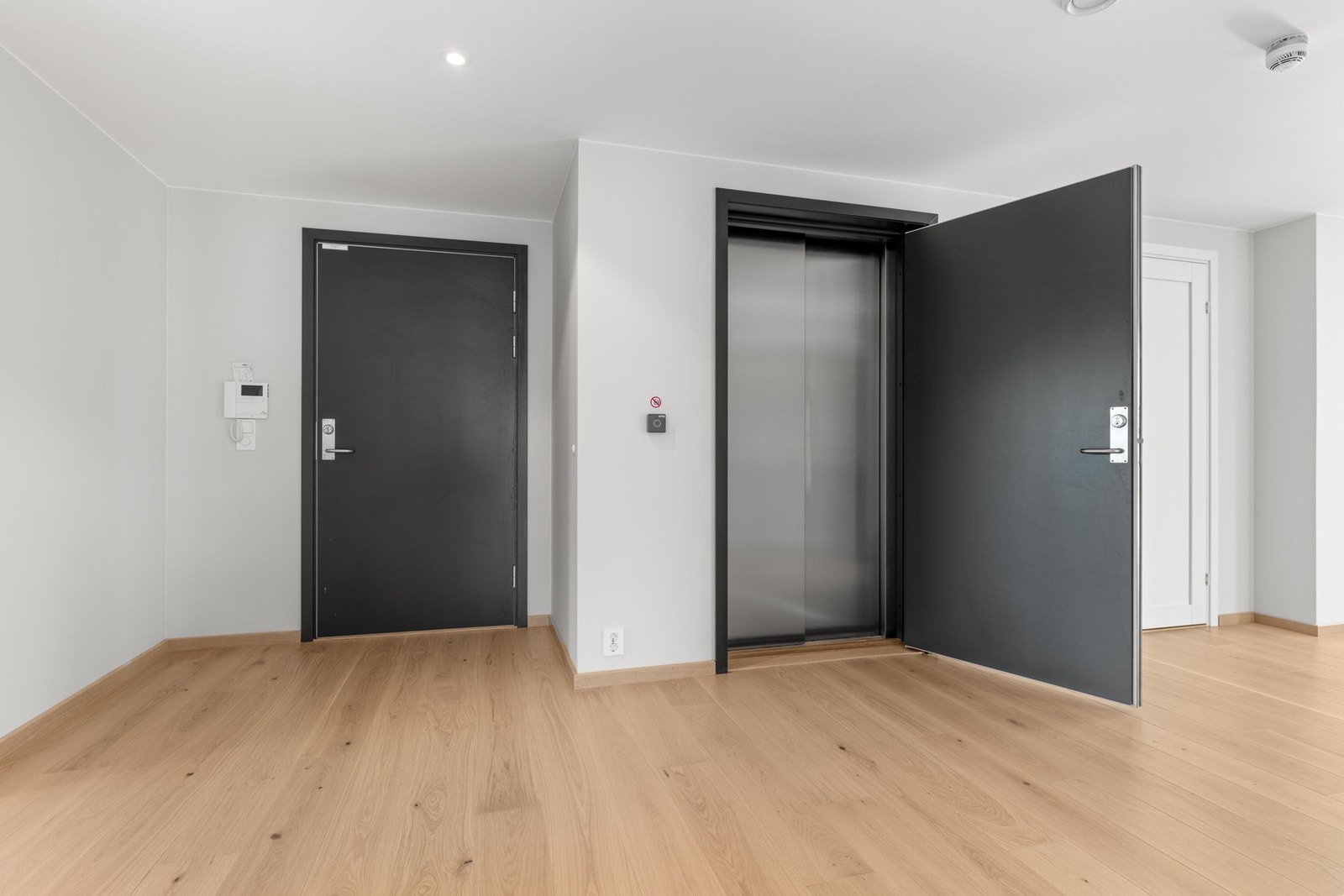 Heisen fra garasjeplan og hovedinngang går direkte opp til leiligheten og inn i hallen