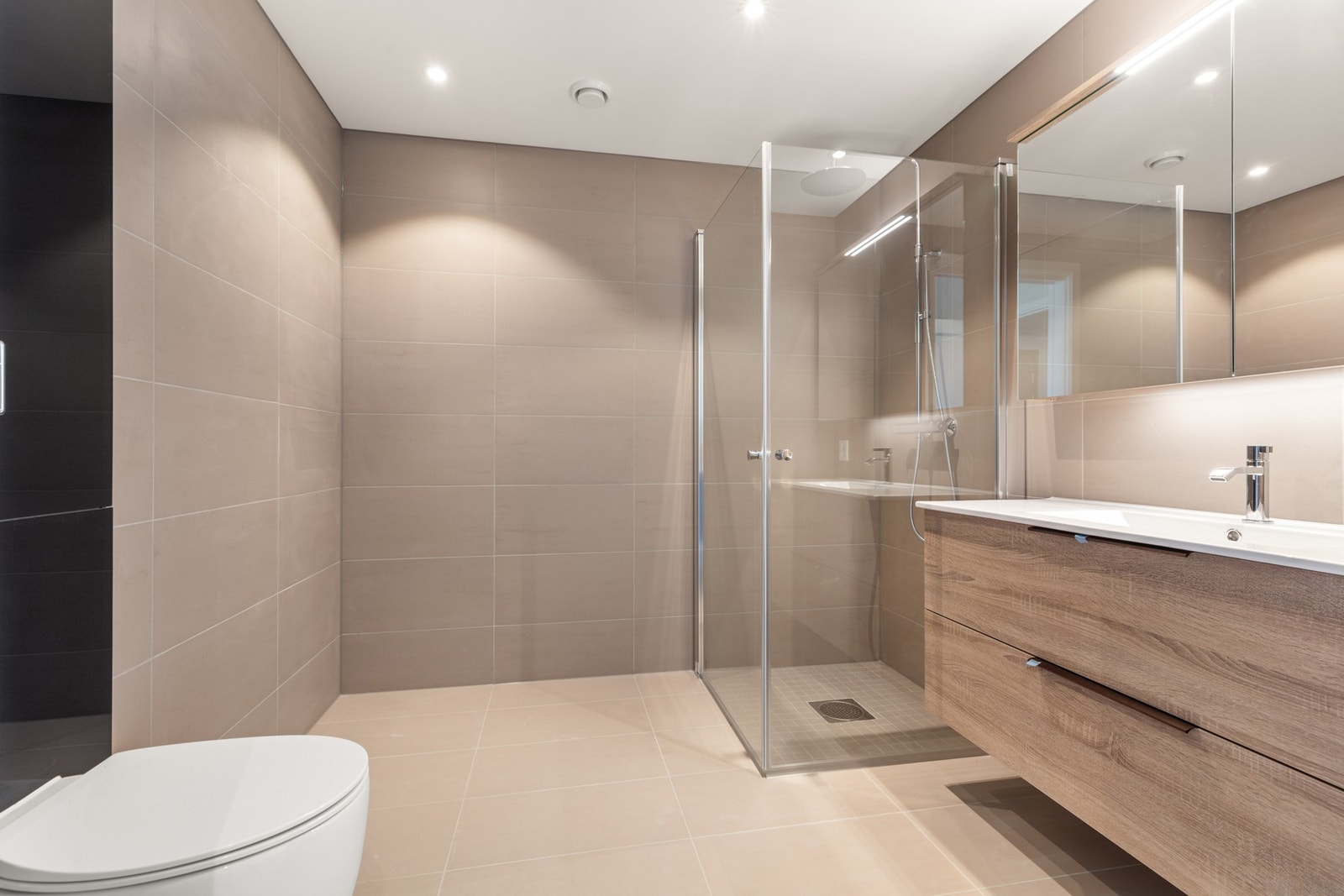 I leiligheten er det 2 romslige flislagte bad