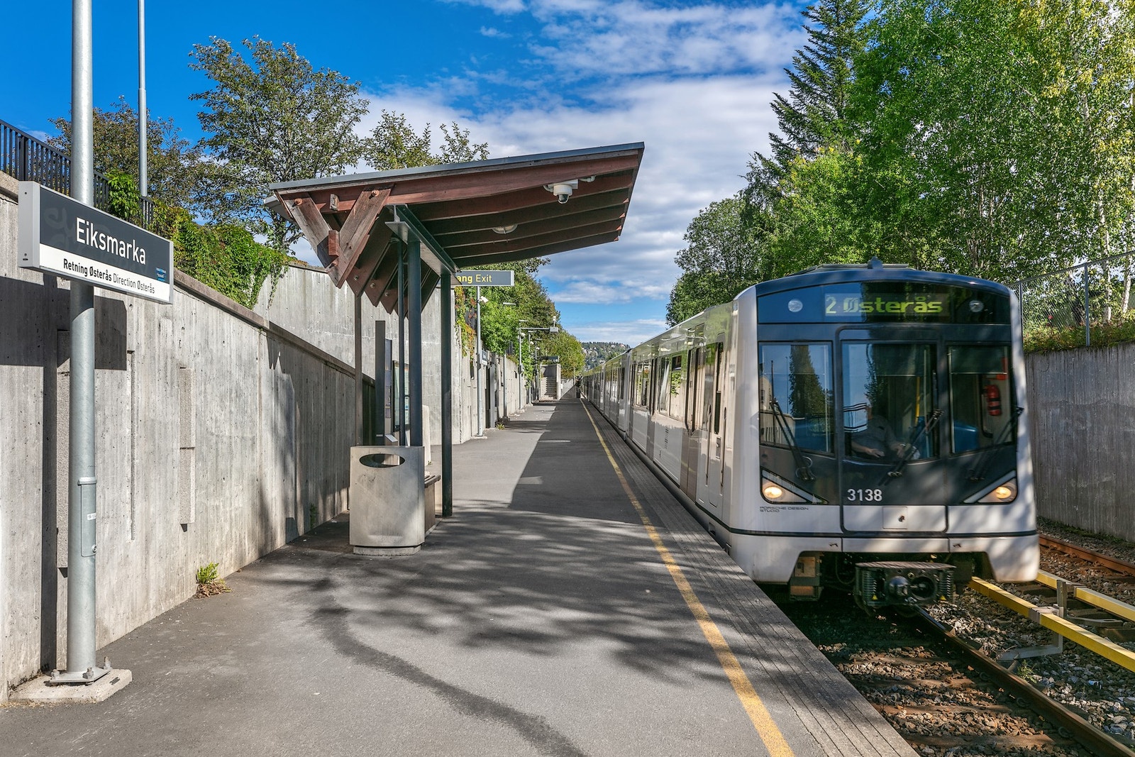 Leiligheten ligger i Eiksmarka senter og v/T-banen