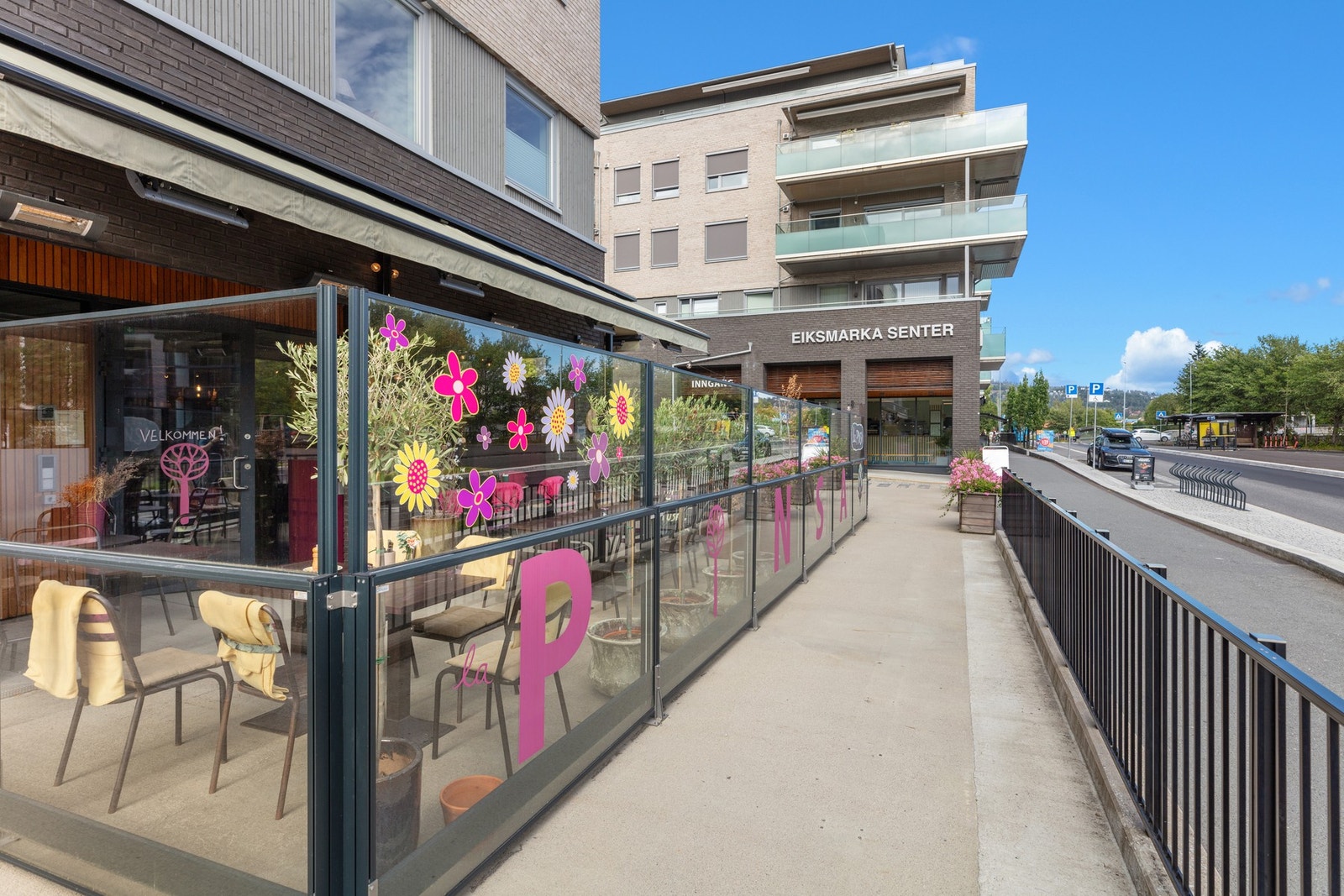 Leiligheten ligger ved Eiksmarka senter med diverse forretninger og spisested Galleribilde