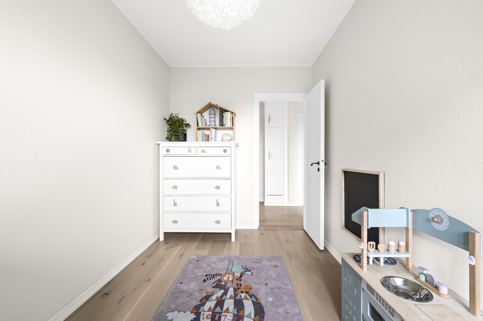 Rommet er naturligvis fleksibelt i bruk og passer perfekt som gjesterom, barnerom eller kontor. Galleribilde