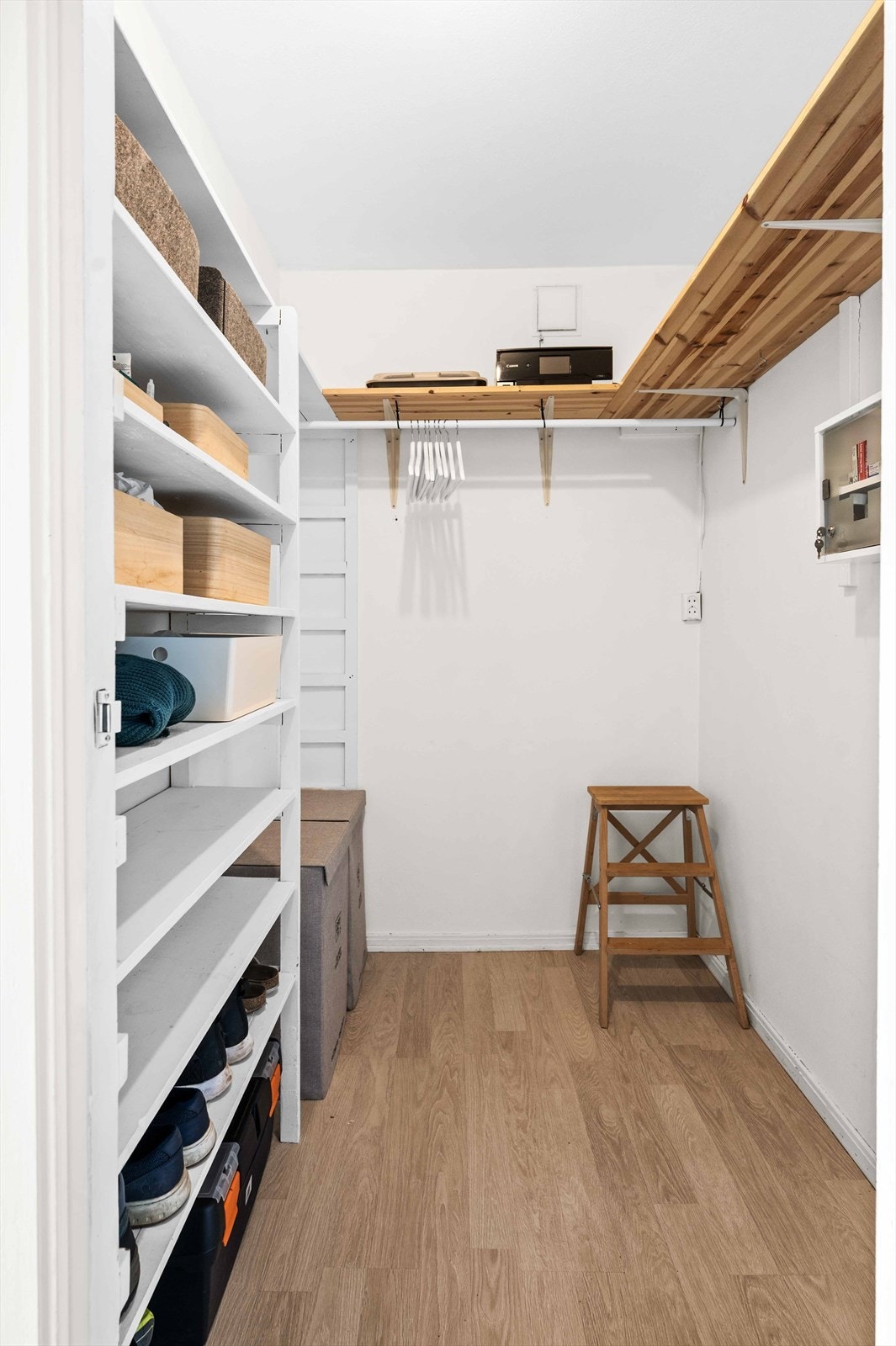 I tillegg disponerer leiligheten to kjellerboder og en loftsbod. Kjellerbodene måler henholdsvis 1 og 3 kvm. Loftsboden måler ca. 8 kvm. Lagringsplass er ingen problem! Galleribilde