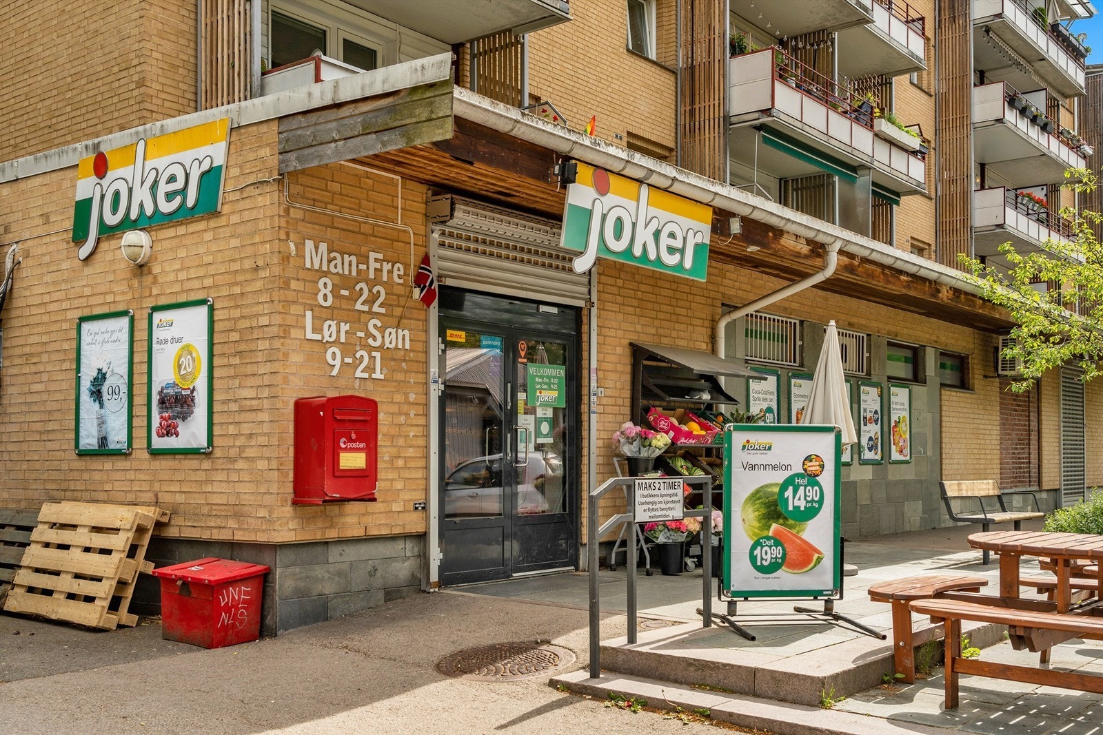 Midt i borettslaget ligger en søndagsåpen Joker, i tøffelavstand fra leiligheten. Det er også Kiwi dagligvarehandel og Rema1000 i nærområdet samt servicetilbud for øvrig. Galleribilde