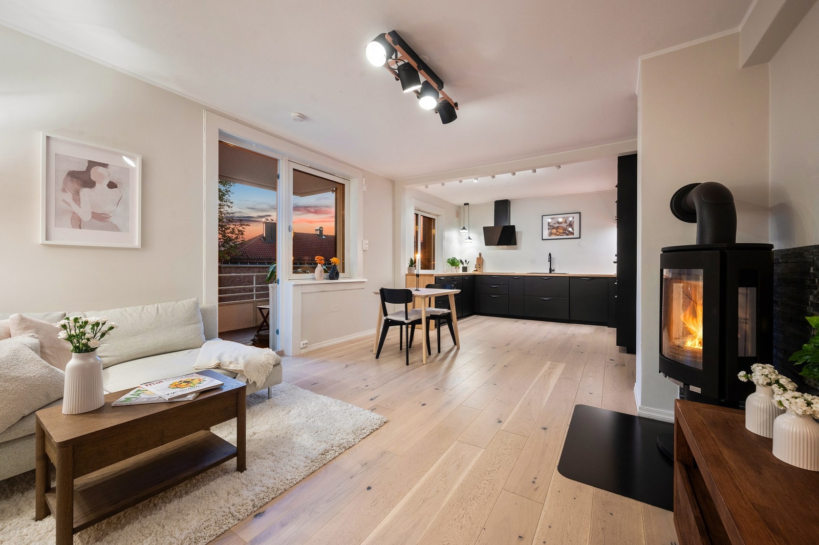 Leiligheten byr på en lys og romslig stue med store vindusflater som slipper inn rikelig med lys og luft. Her er det god plass til både sofagruppe, salongbord, tv-seksjon og spisebord. Galleribilde