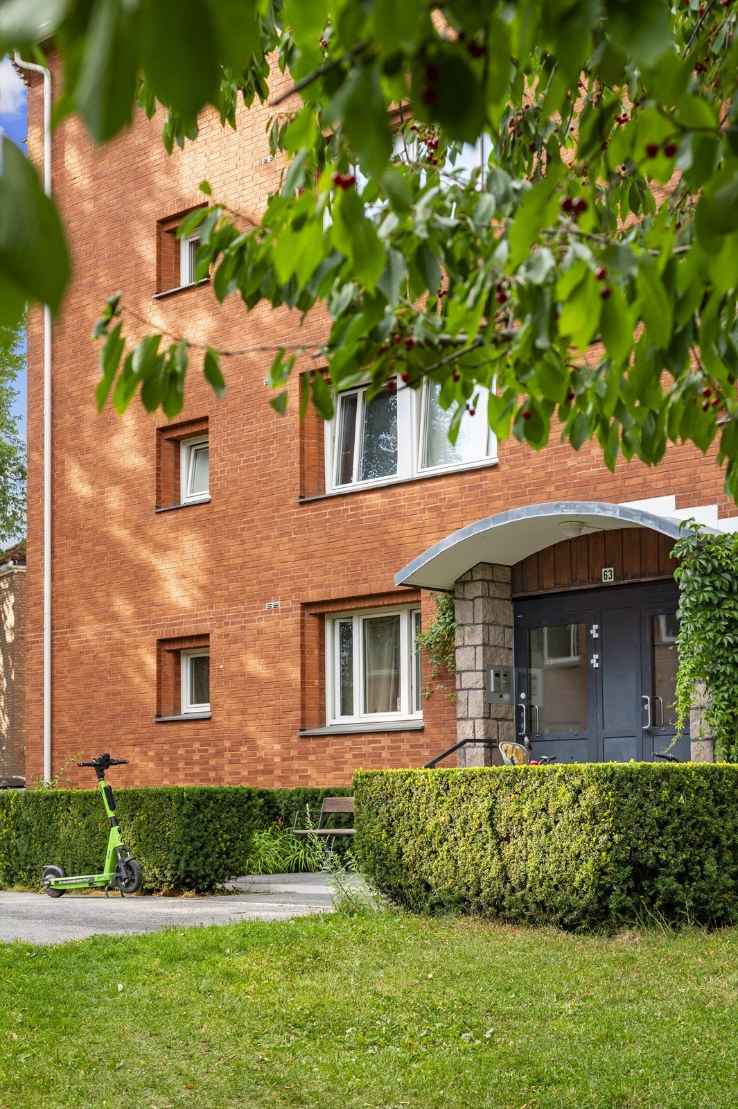 Fellesområdene er pent opparbeidet med store og åpne plenarealer, beplantning, lekeplass, sykkelparkering og asfalterte gangveier. Galleribilde