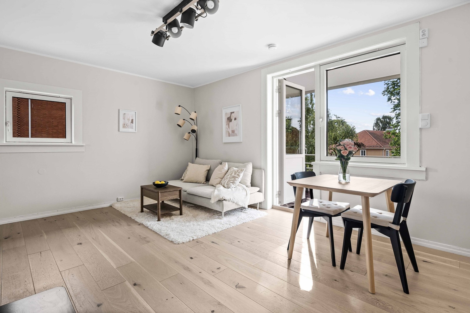 Leiligheten er malt i delikate fargevalg som harmonerer fint med øvrige overflater. Galleribilde