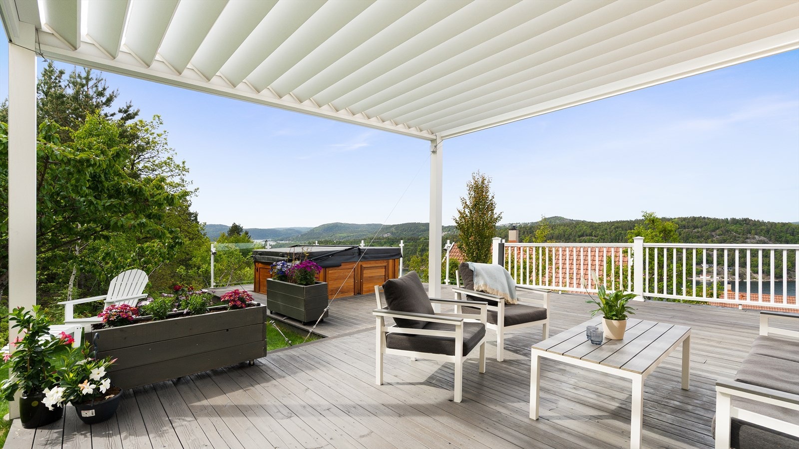 Sol fra morgen til sen kveld sommerstid. På nord og vestsiden av fritidsboligen er det en stor terrasse med pergola og jacuzzi. Galleribilde