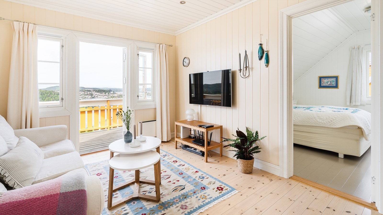 I 2. etasje er det loftstue, bad/wc og 4 soverom. Loftstuen er romslig med utgang til balkong. Fra balkongen er det herlig sjøutsikt. Galleribilde