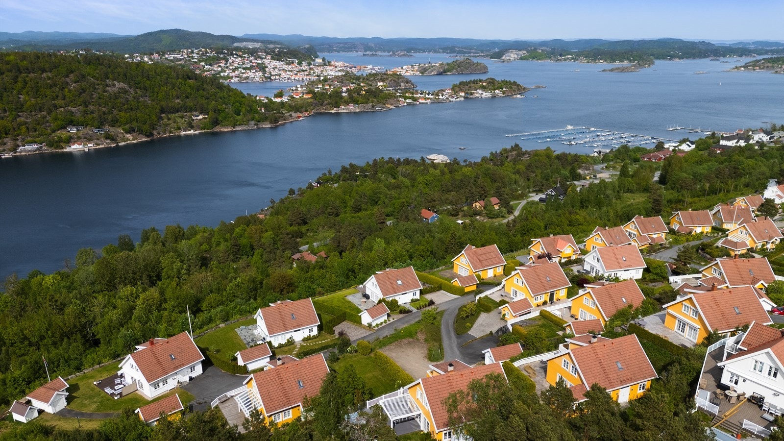 Eiendommen gir deg nærheten til hotellet, sjøen og golfbanen kombinert med en fredfull plassering tett på naturen. Galleribilde
