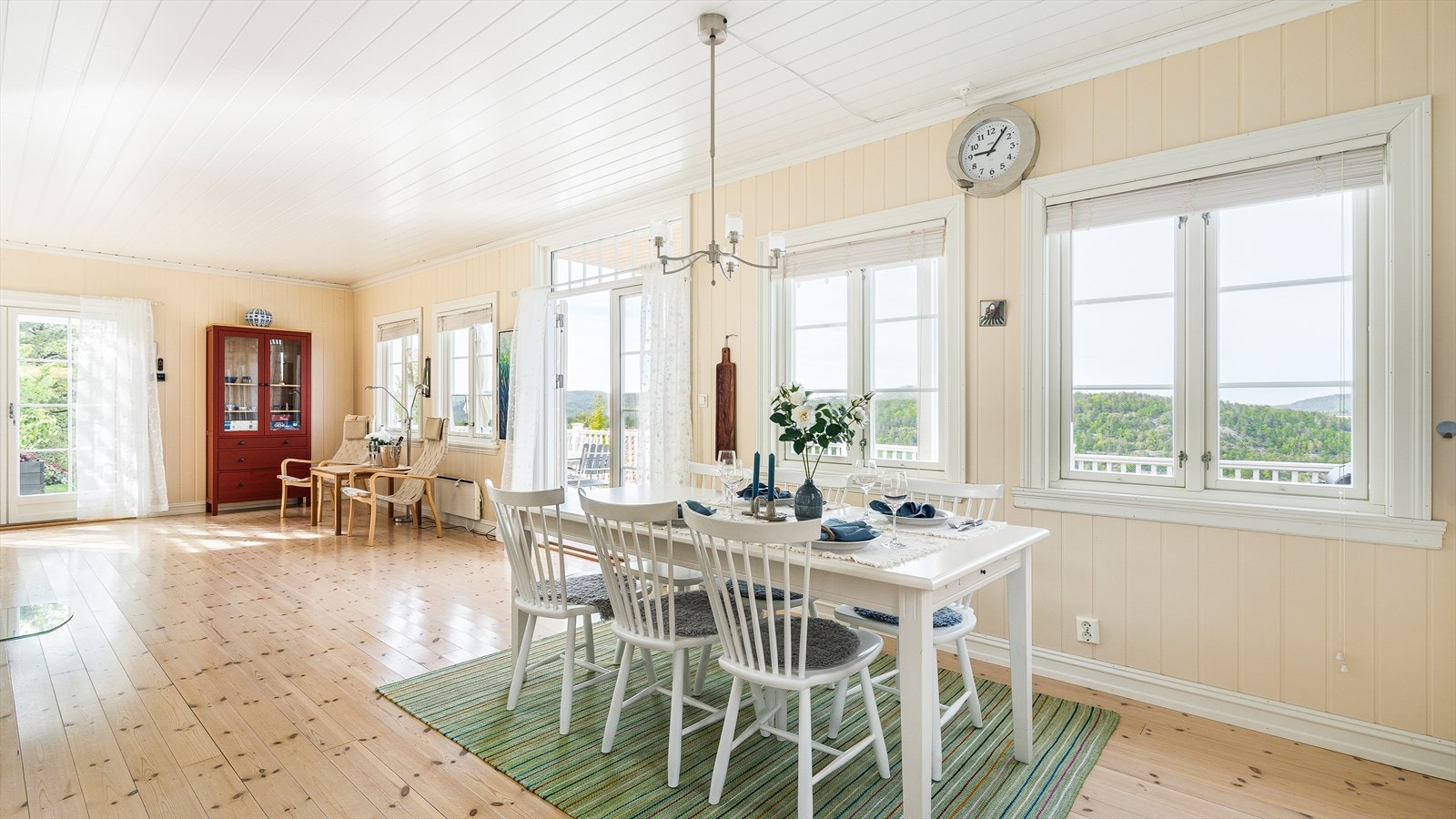 Fra kjøkken/spisestue er det doble glassdører som fører ut til nordvendt terrasse som strekker langs hyttas nordre og venstre side. Her kan du nyte solen til sen kveld sommerstid. Galleribilde